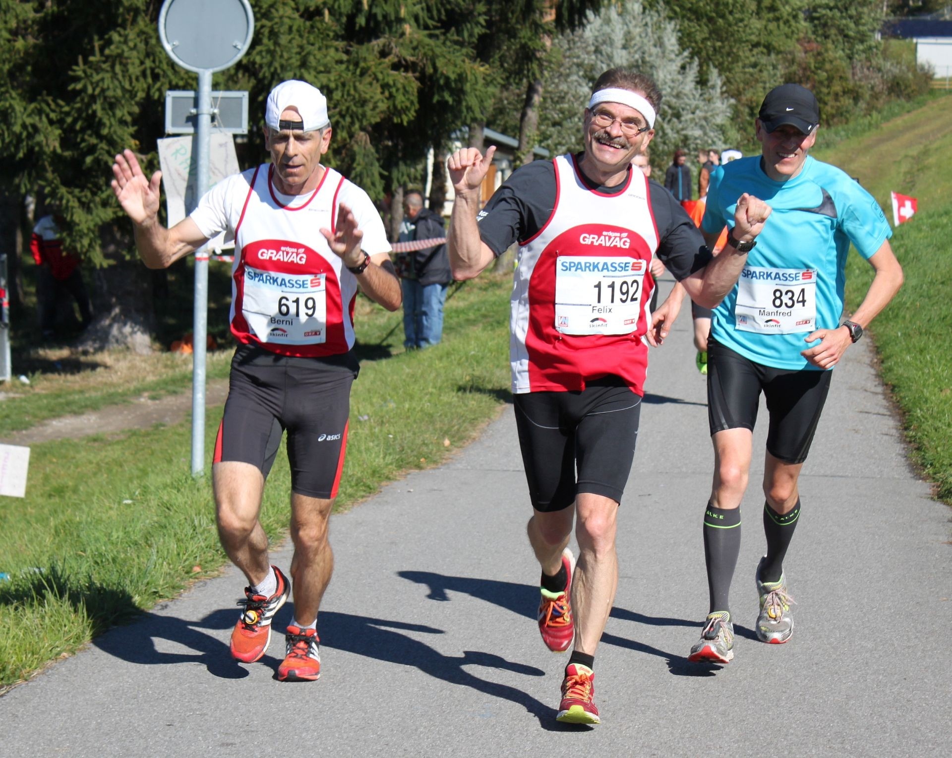 Berni und Felix gemeinsam im sonnigen Bruggerhorn grüssen die Fans