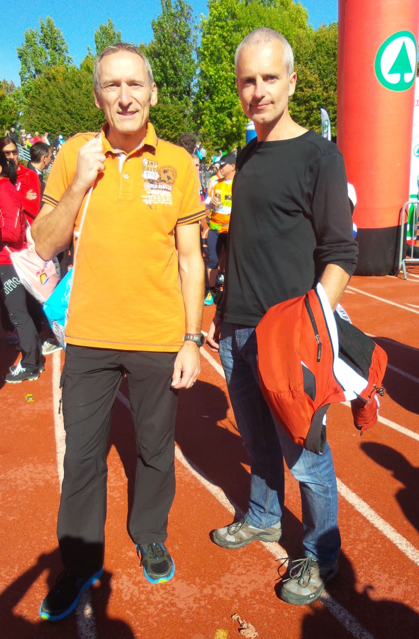 Helmut und Andreas nach dem Halbmarathon bereits «abreisefertig»