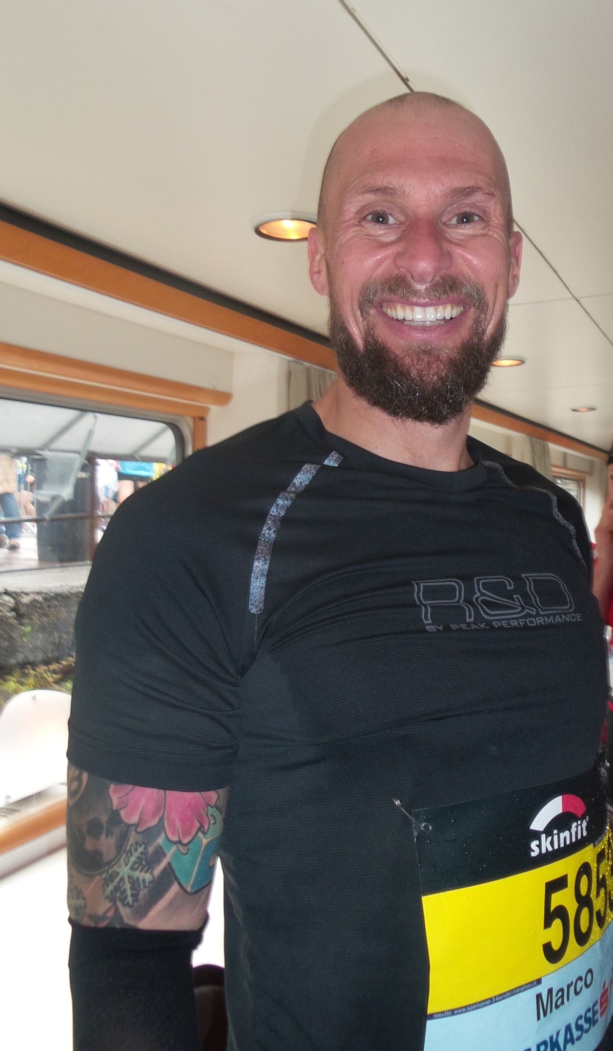 Auch Marco Büchel suchte vor dem Start (zum Halbmarathon)Schutz vor dem Regen im Unkleideschiff