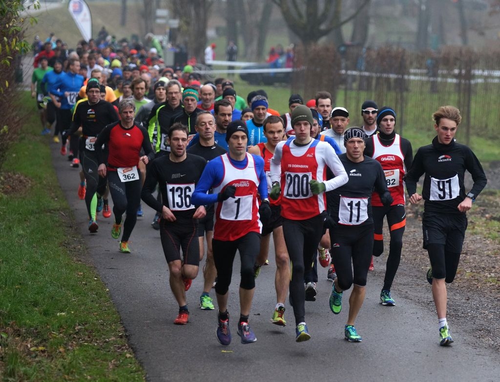 Das Feld legt los. Mathias bereits an der Spitze