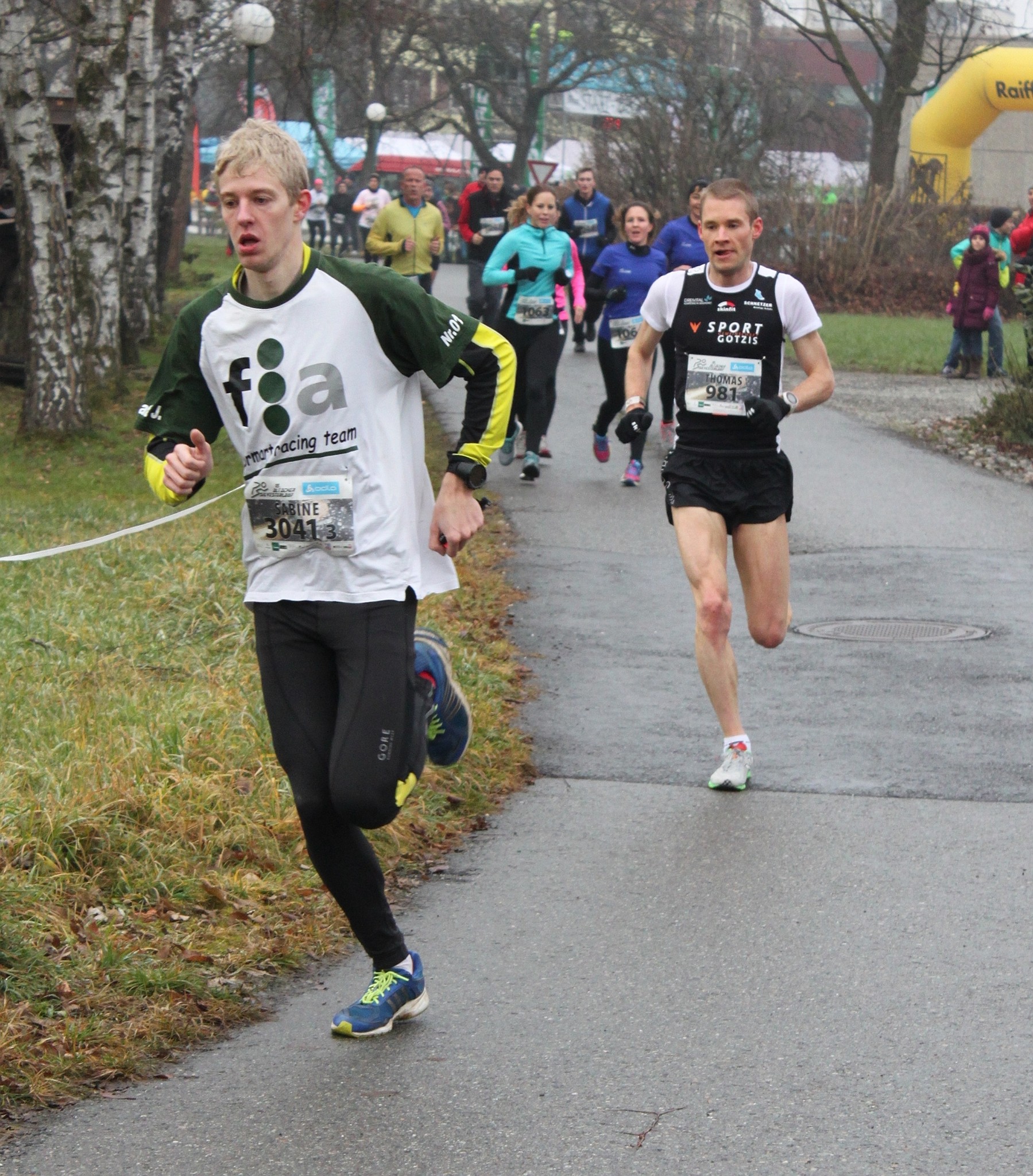Doppelstart für Jakob Mayer auch in Altach. Zuerst gewinnt er den Lauf über 6,2 km und mit seiner Gruppe auch die Stafette über 12,4 Km. Dahinter Thomas Summer, der Sieger des Einzellaufes 12,4 km