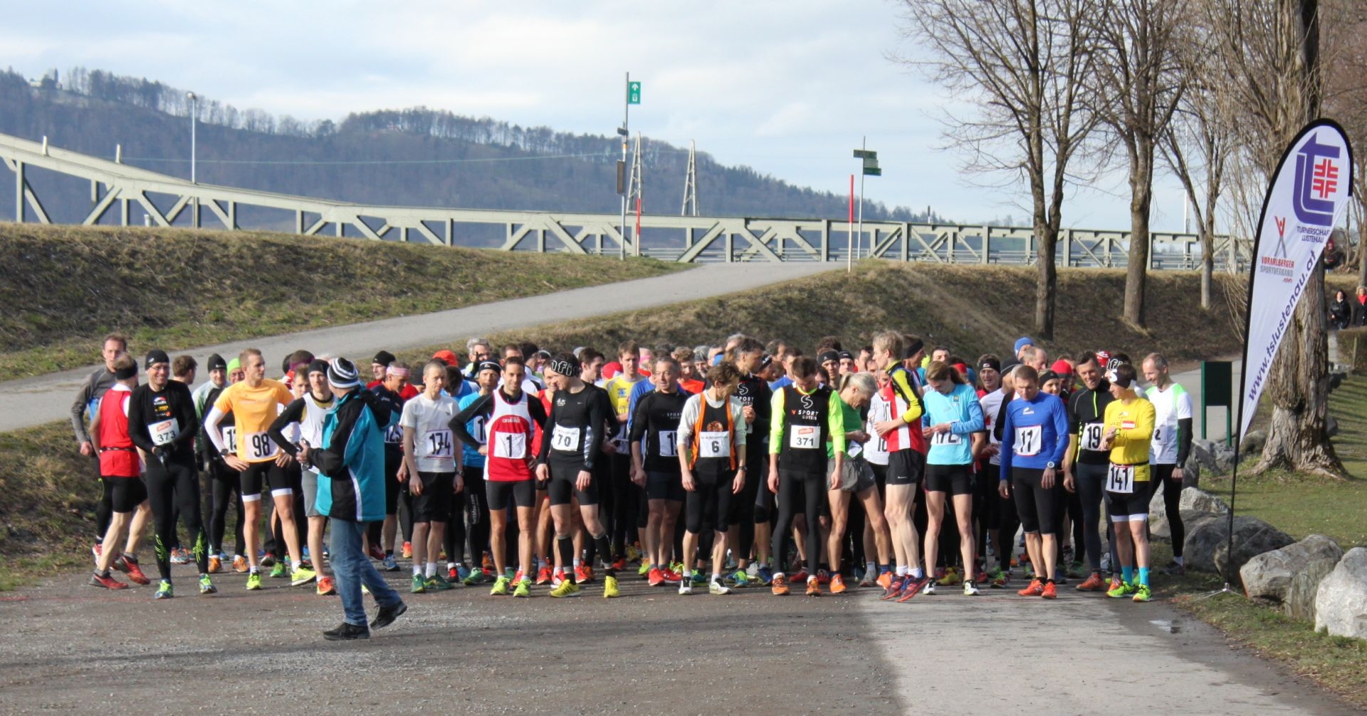 118 Läuferinnen und Läufer am Start zum 6. CL über 9 Km