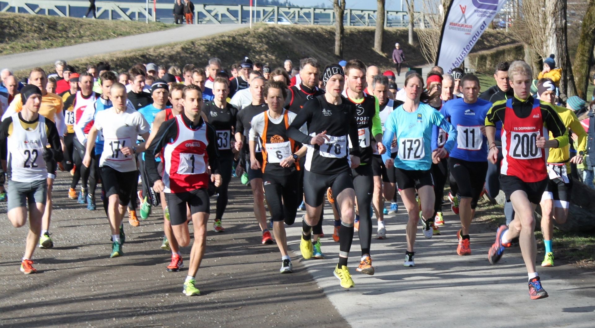 Mathias Nüesch (1) und Jakob Mayer (200) übernehmen die Führung, der spätere Sieger Thomas Niederegger (147 links hinter Mathias) folgt