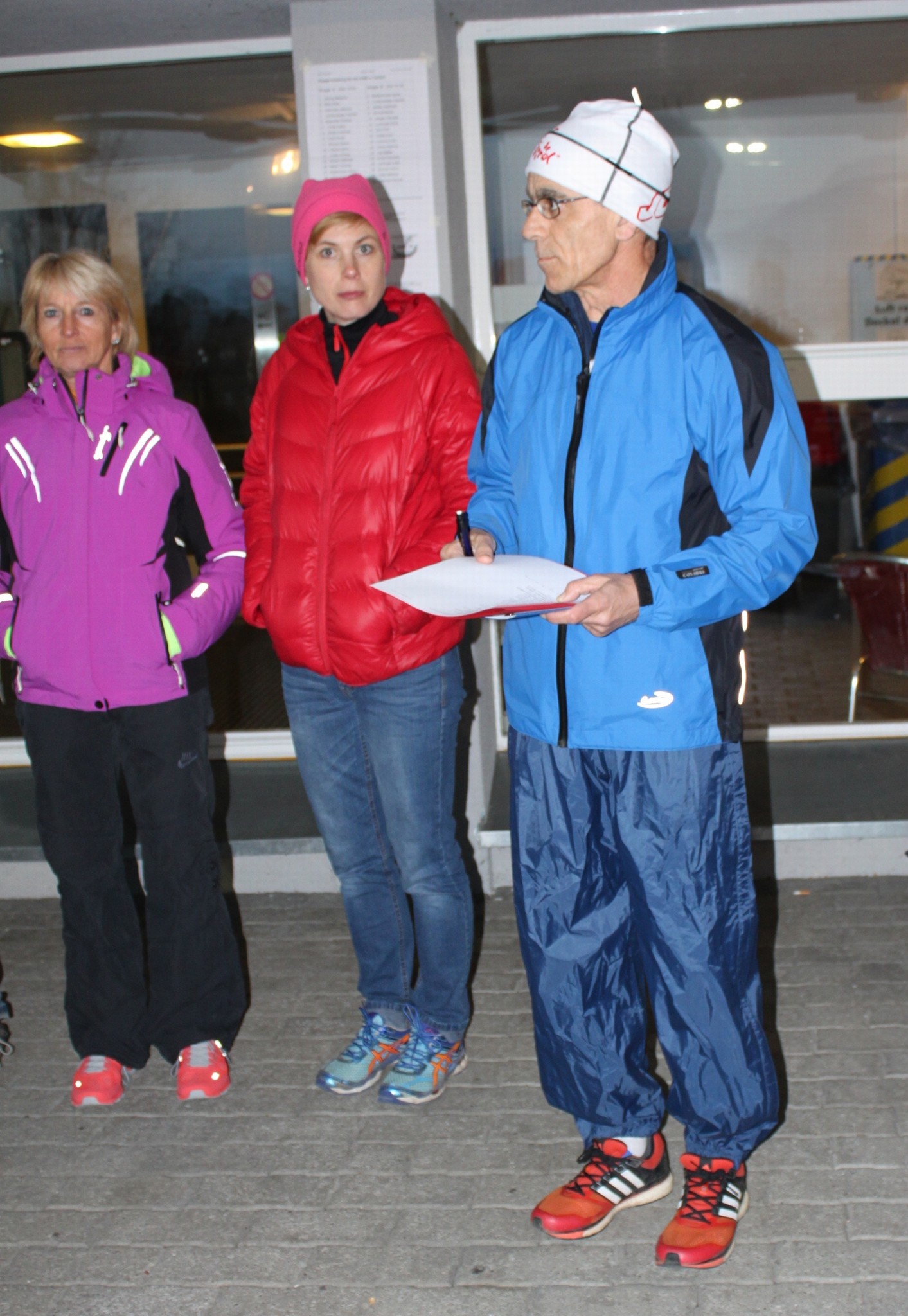 Wettkampfleiter Berni Litscher gibt Anweisungen vor dem Start, damit alles reibungslos klappt