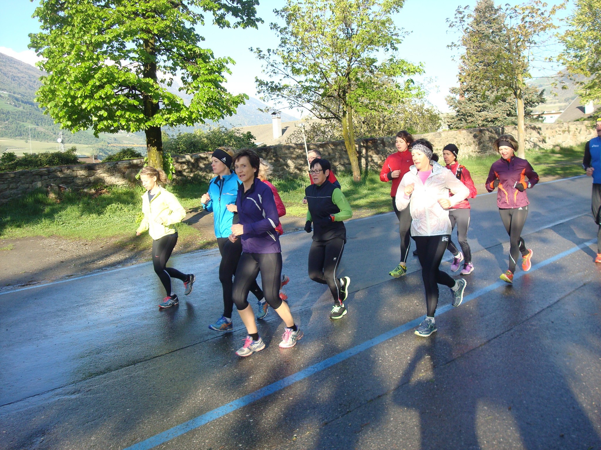 MILA läuft auf den Sportplatz Schlanders ein.