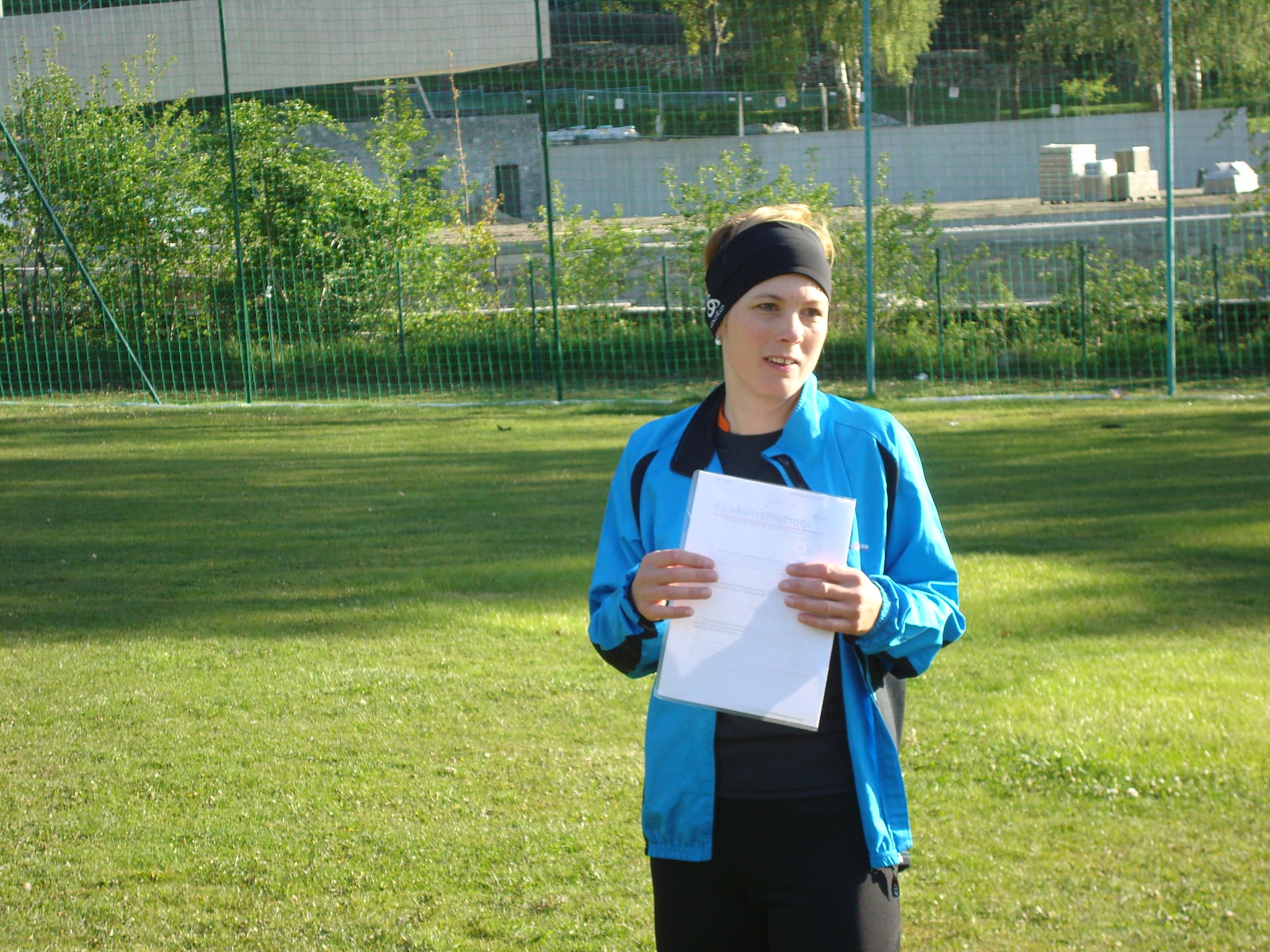 Therese und Denise instruieren für die folgenden Stafetten.