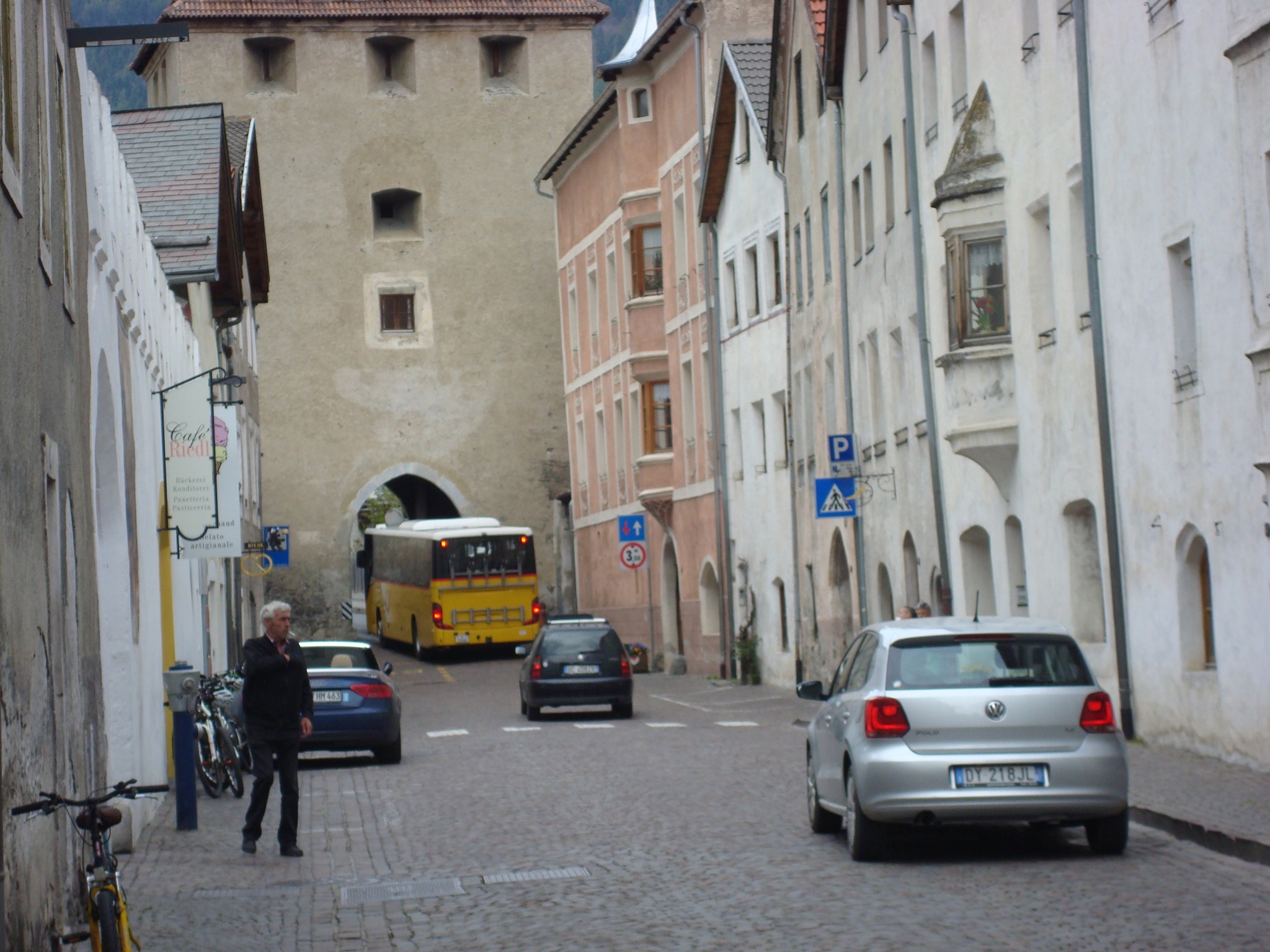 Millimeterarbeit bei der Durchfahrt des Postautos