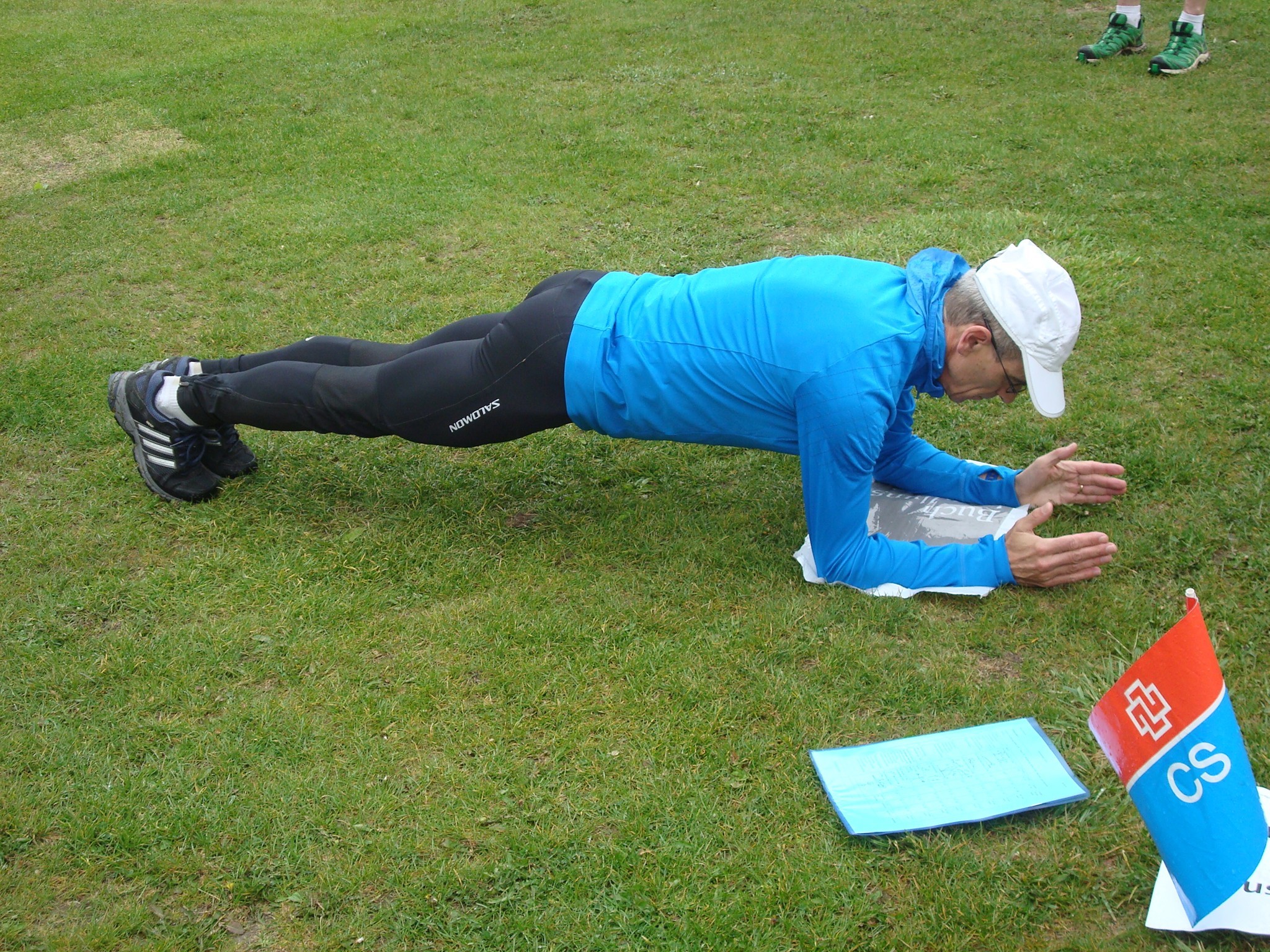 und zeigt die Übungen vor.