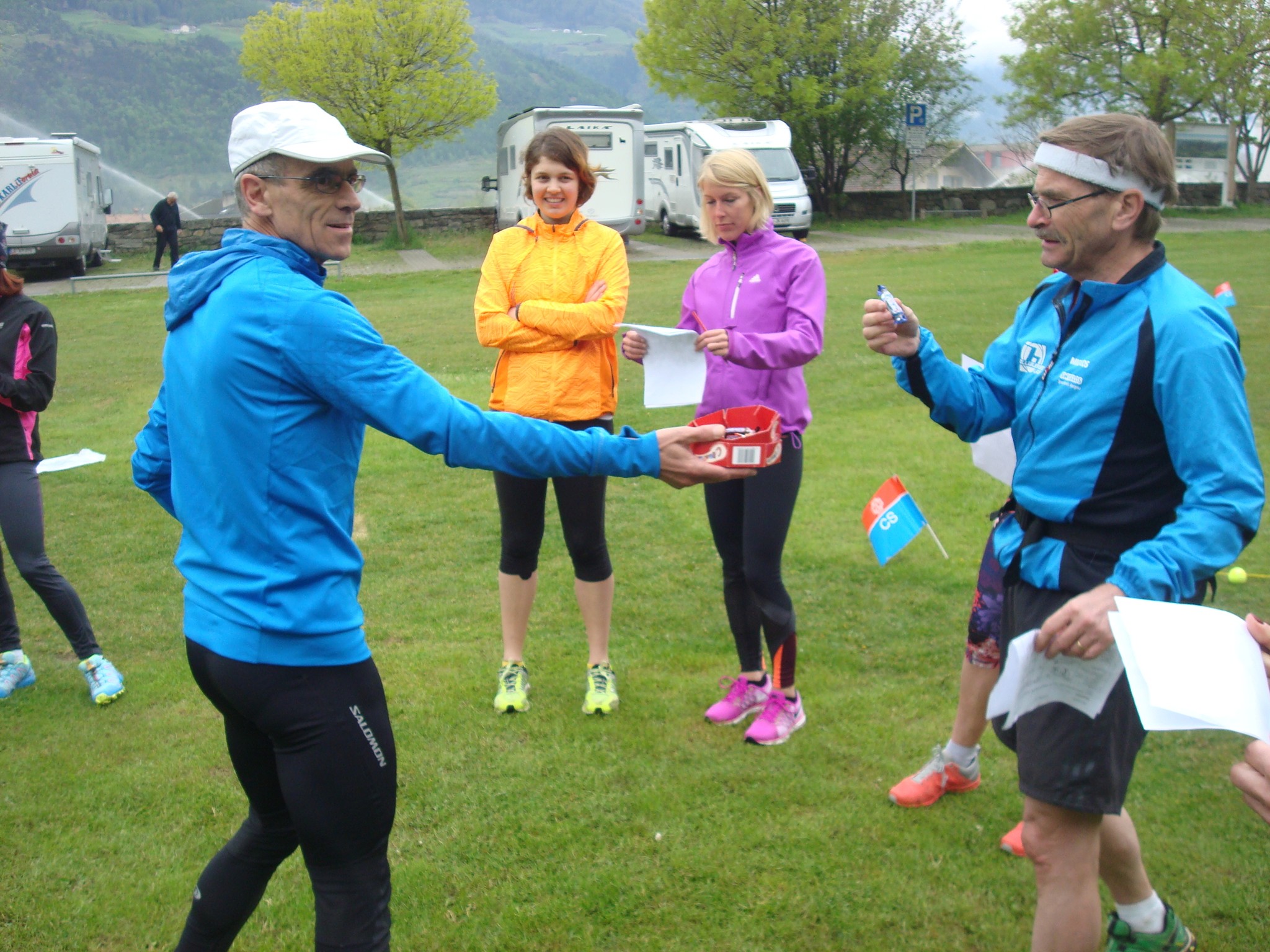Als Belohnung erhält jeder eine Belohnung. Toller Abschluss einmal anders in Schlanders.