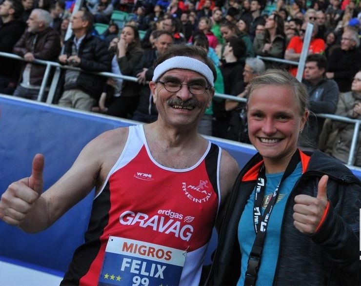 Im Ziel: Felix zusammen mit Marathon-Spitzenläuferin Anna Hahner aus Deutschland