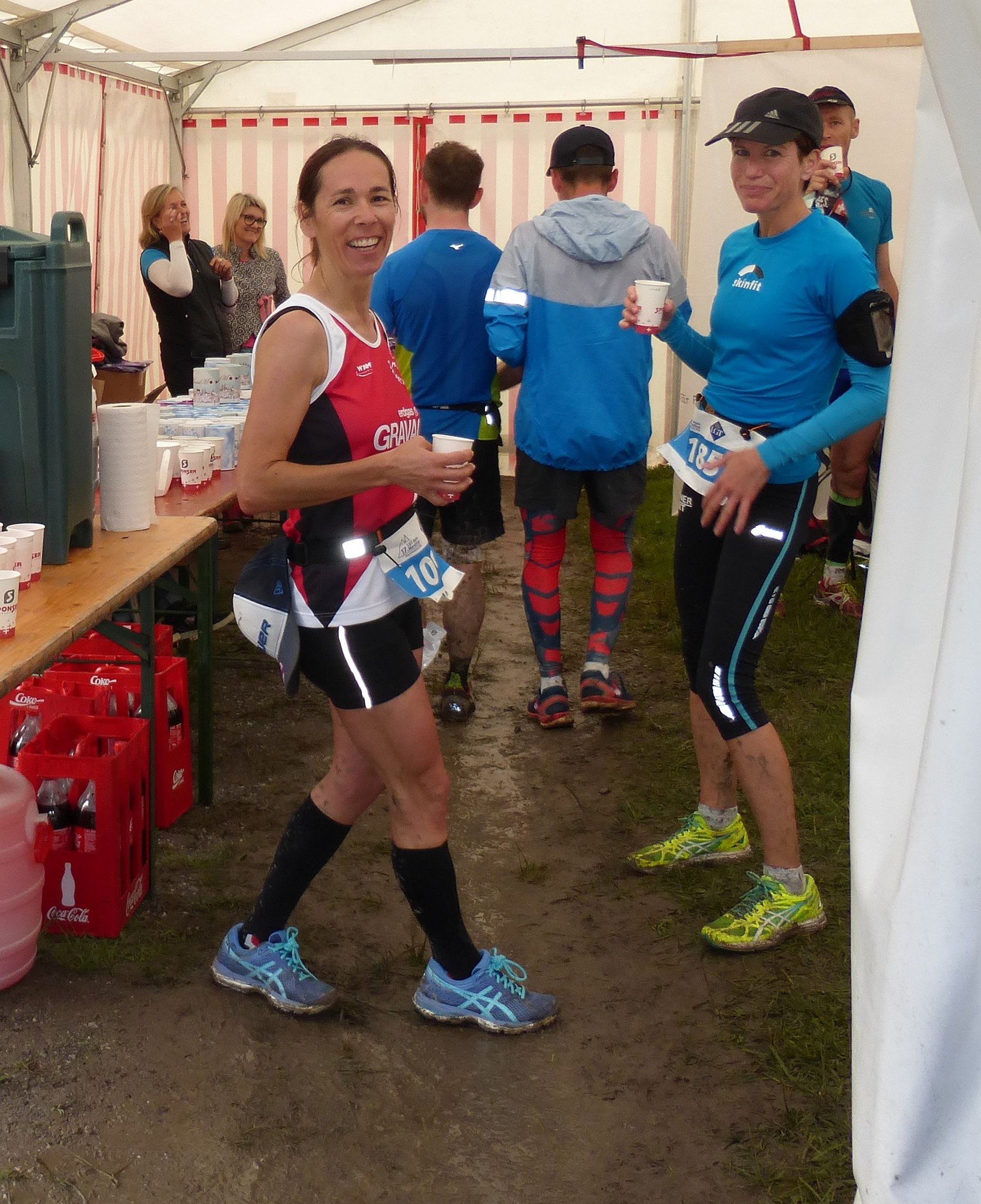 Sandra bei der Verpflegung im Zelt in Steg