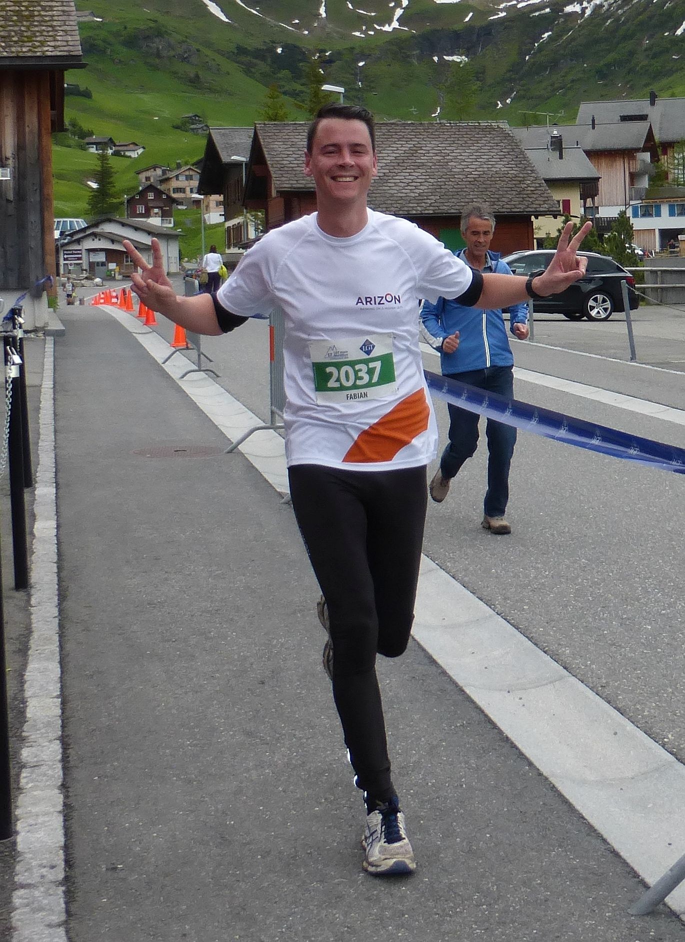 Fabian begleitet von Teampartner und Vater Rolf im Ziel