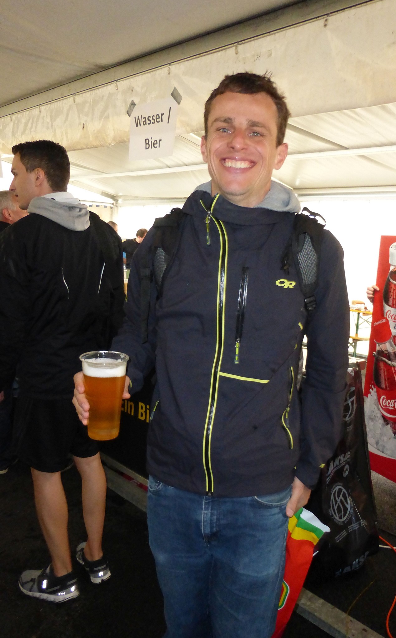 Isi, schnellster Mila über die Marathondistanz, tankt die verbrauchte Energie wieder auf