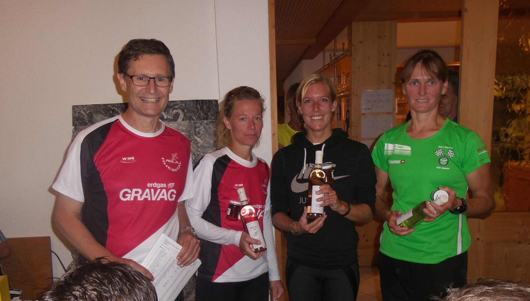 Auch die drei schnellsten Frauen bekommen bei der Siegerehrung etwas Feines