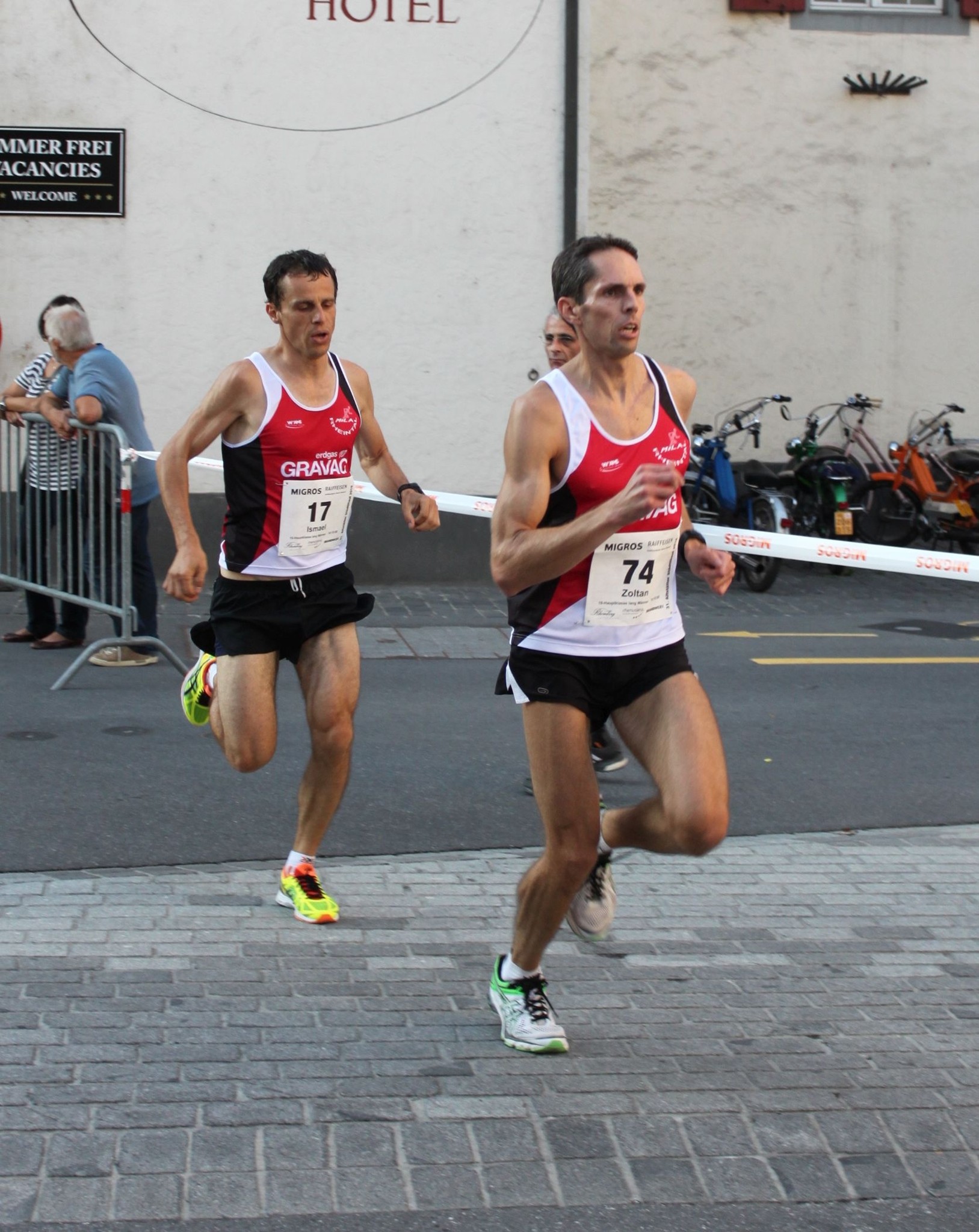 Zu Beginn ist Zoltan vor Isi