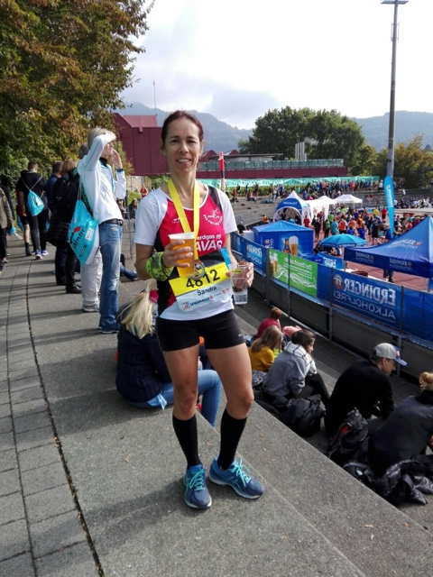 Sandra mit Finishermedaille Halbmarathon