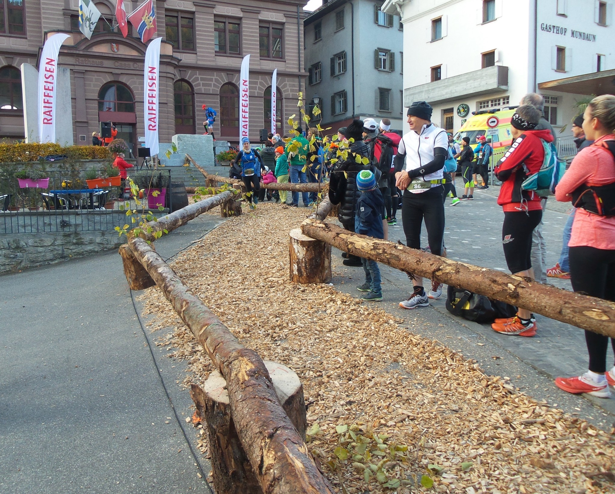 Das Startgelände, speziell geschaffen für den Marathon vor dem Rathaus Ilanz