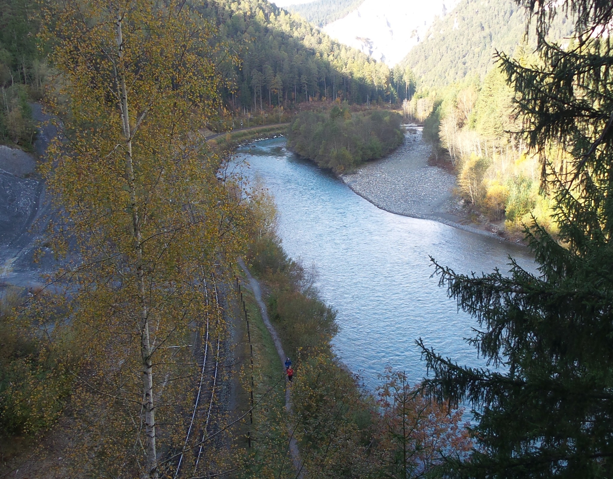Die Strecke entlang des Rheins bei Versam-Station
