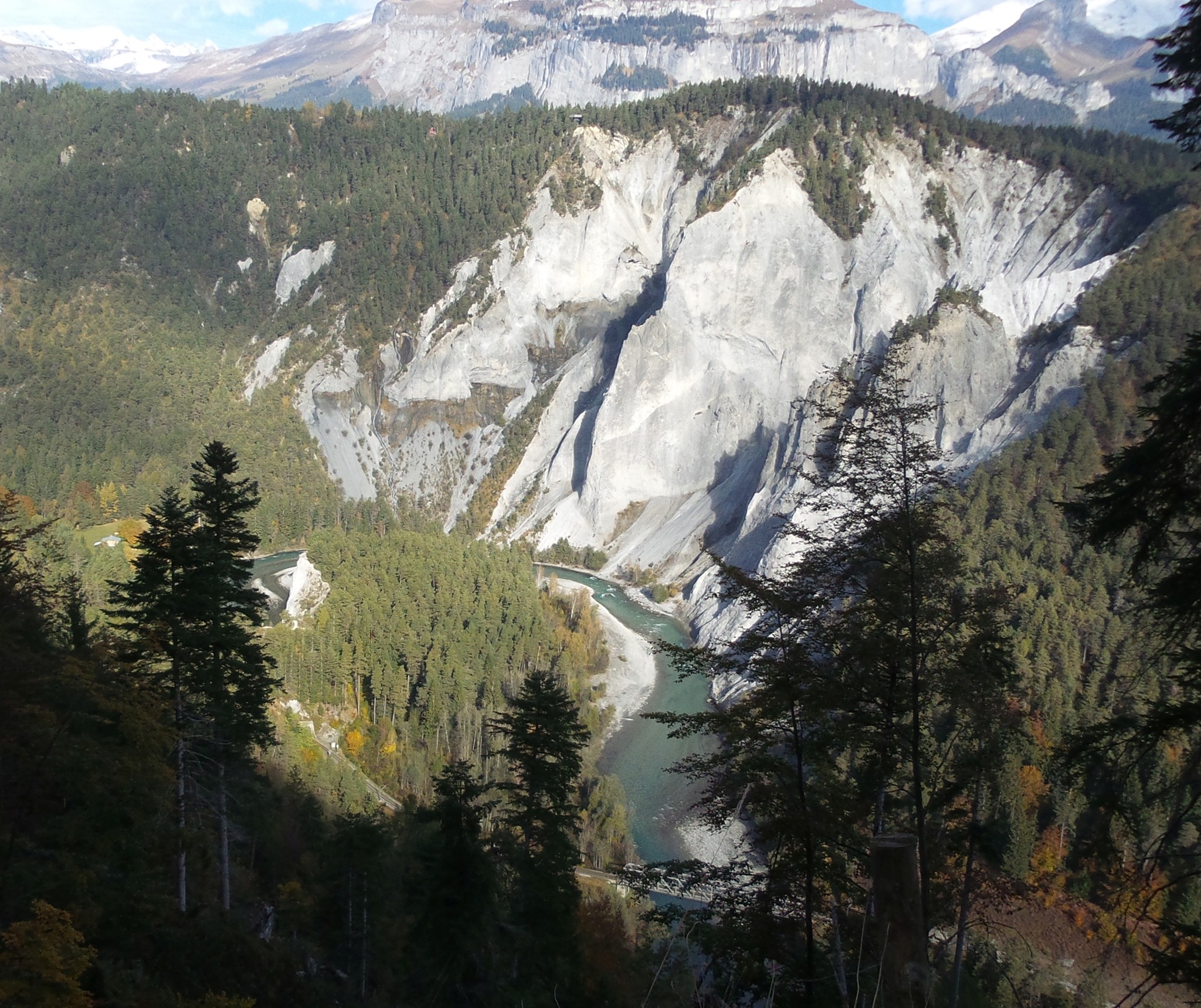 Ein herrlicher Tag. Ein Blick hinunter zum Rhein und hinüber zur Aussichtsplattform bei Flims