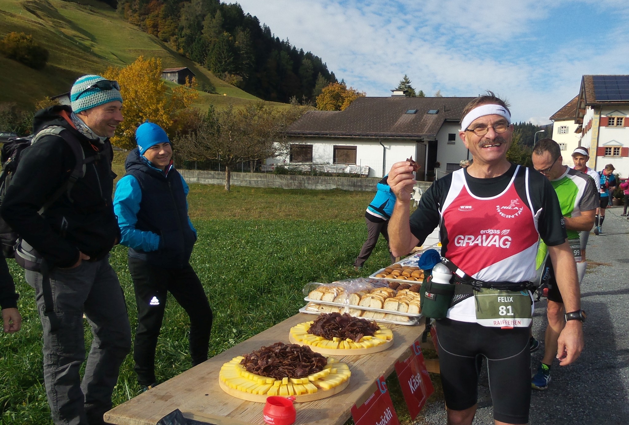 Felix gönnt sich eine kleine Pause am Verpflegungsstand. Es gibt Bündnerfleisch