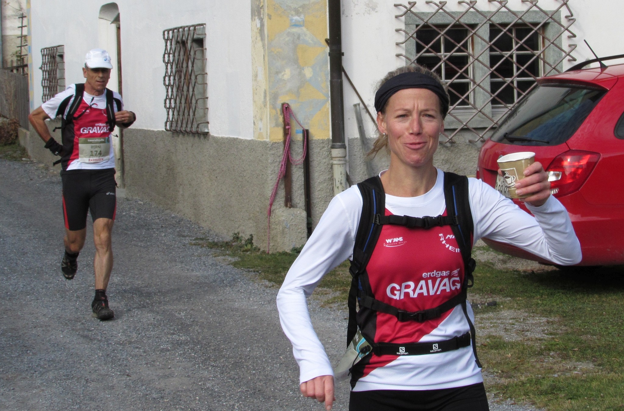 Berni und Denise auf dem Weg zum Podest. Prost