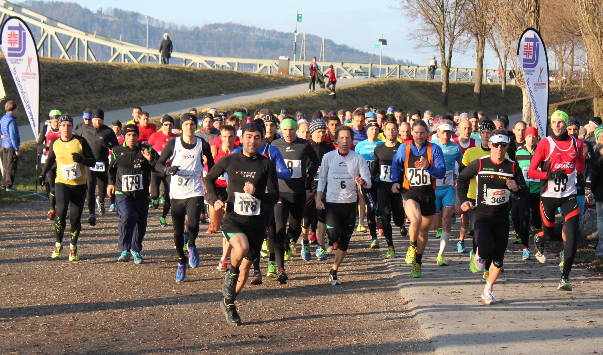 Start zum Hauptrennen über 9 km ist erfolgt