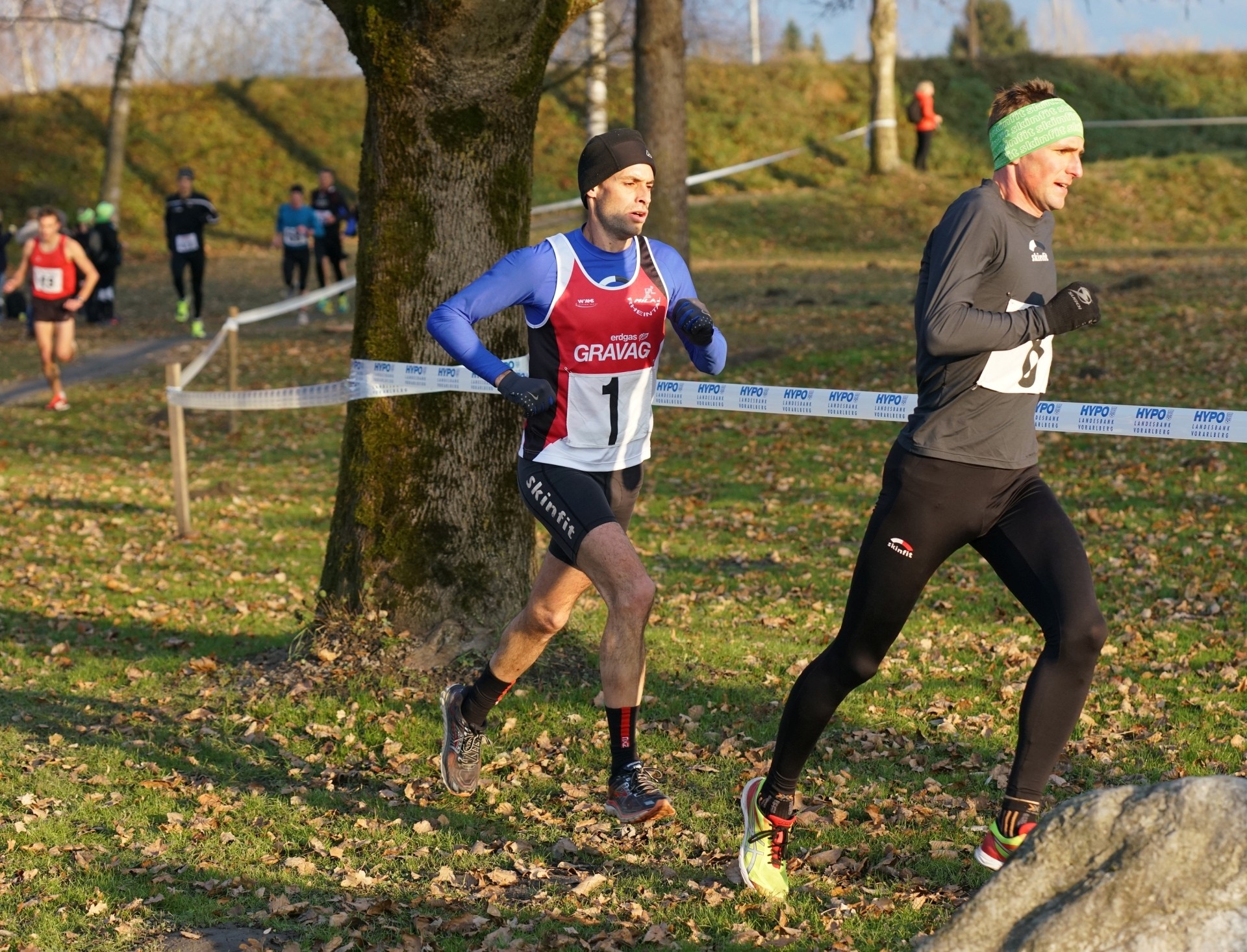 Das Spitzenduo nach einer Runde: Christoph Schefer vor Mathias Nüesch
