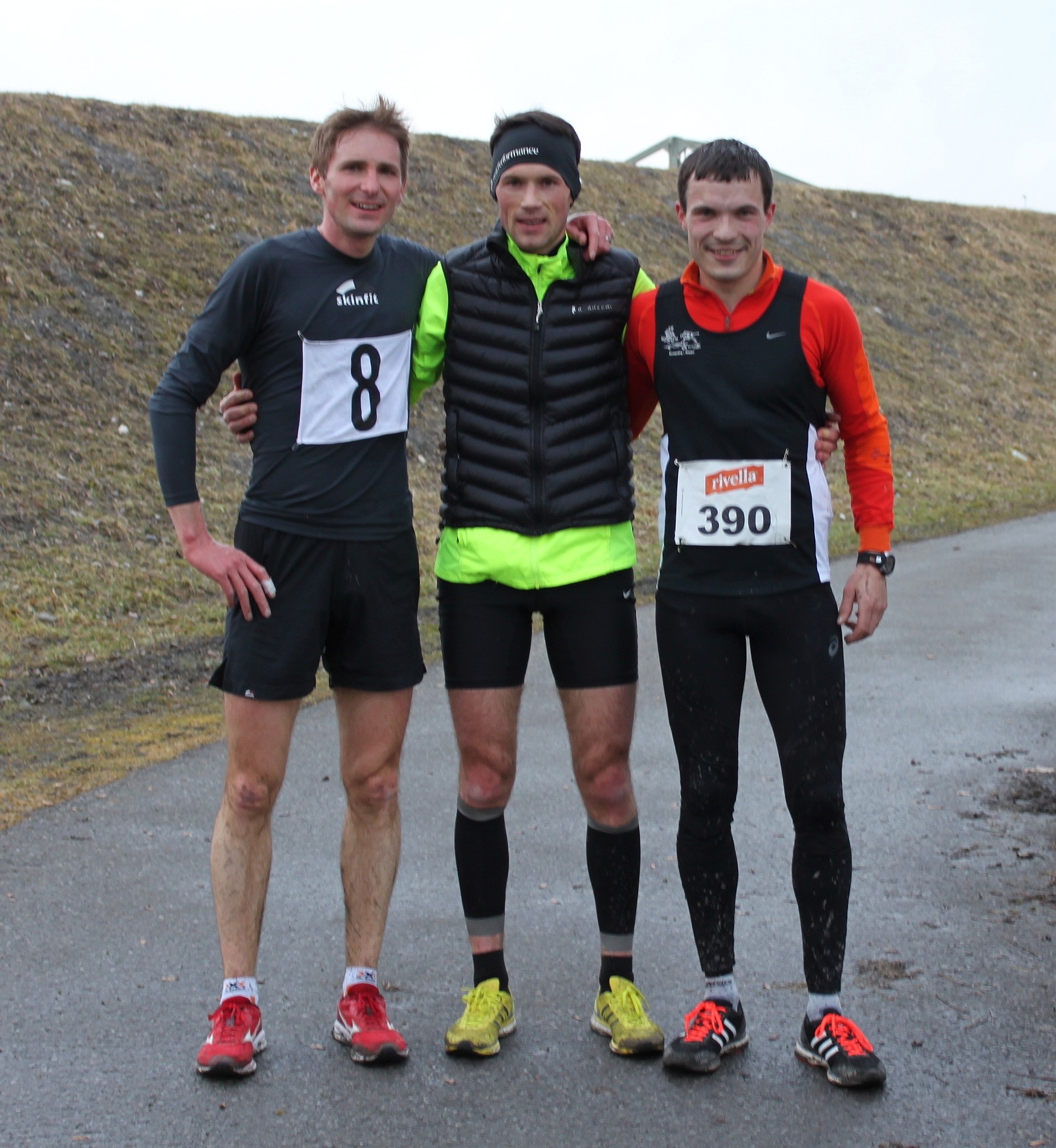 Podium 18 Km Männer belegt mit drei Donnschtighüpfern: Stefan Schmauder (Sieger mitte) Christoph Schefer (zweiter links) und Heinz Bodenmann (dritter rechts)