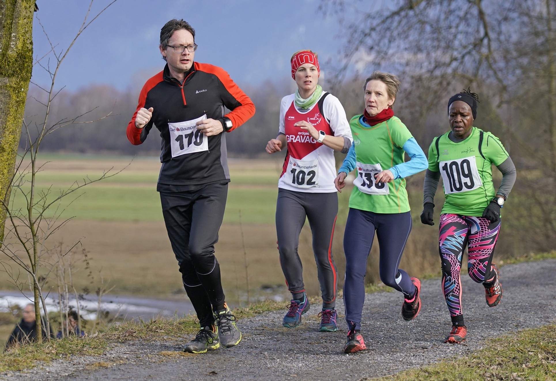Paul Nüesch vor der Frauengruppe mit Therese, Ingrid Hayenga und Grace Hutter