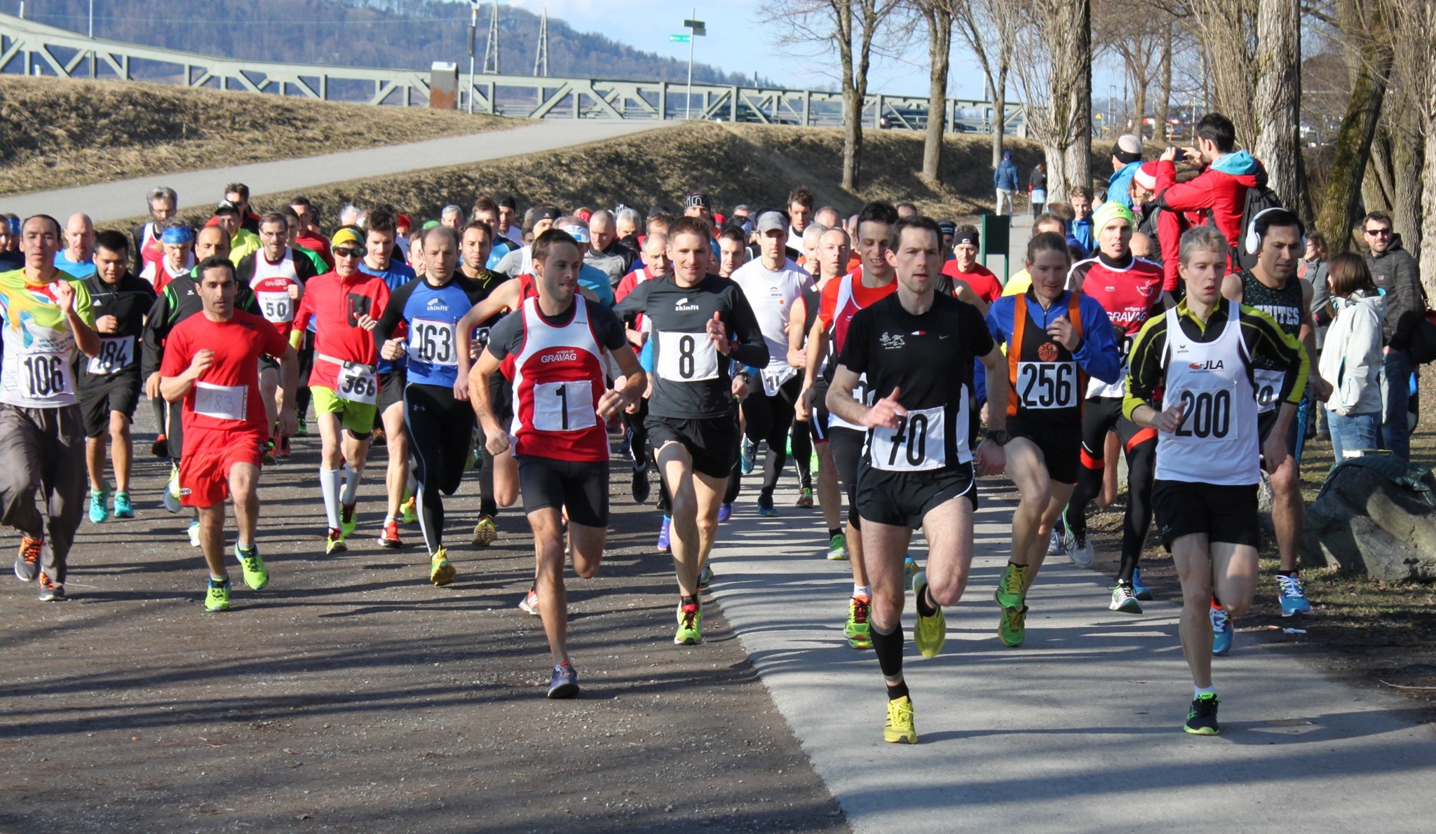 Favorit Stefan Schmauder (70) geht sofort nach dem Start in Führung und gibt diese nicht mehr ab.