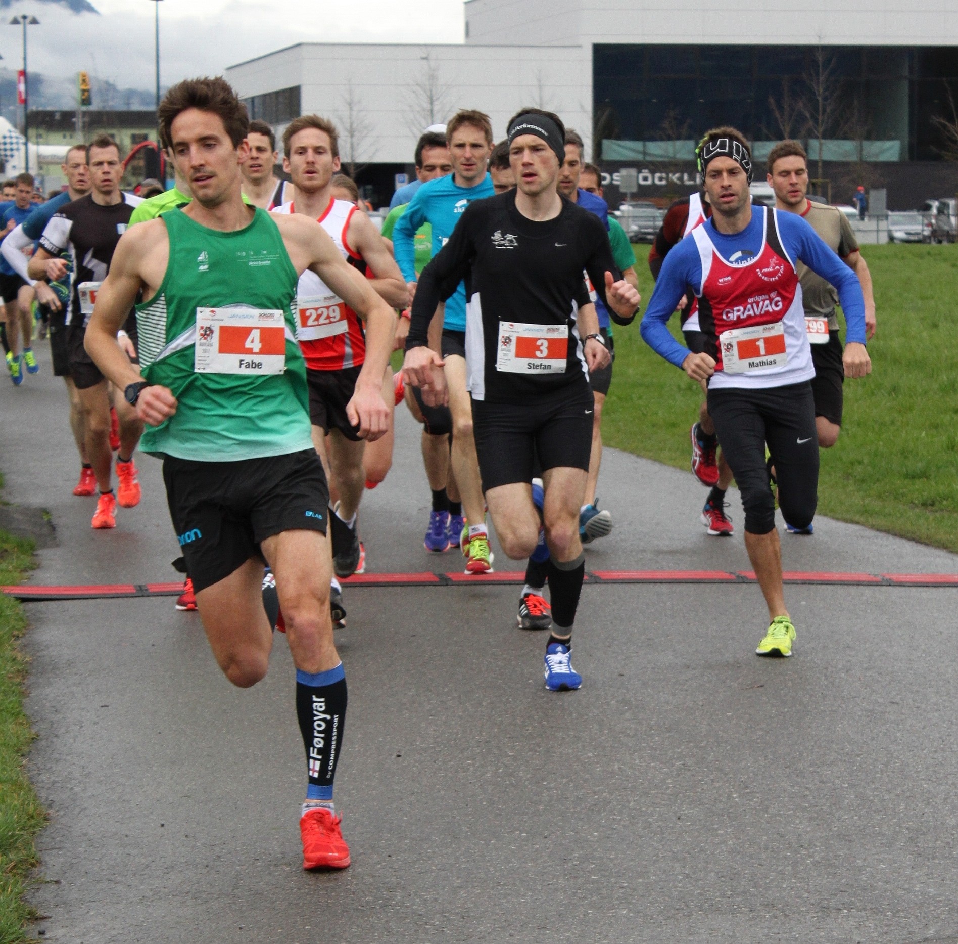 Die Spitze beim Haolbmarathon formiert sich, Noch kann Mathias mithalten