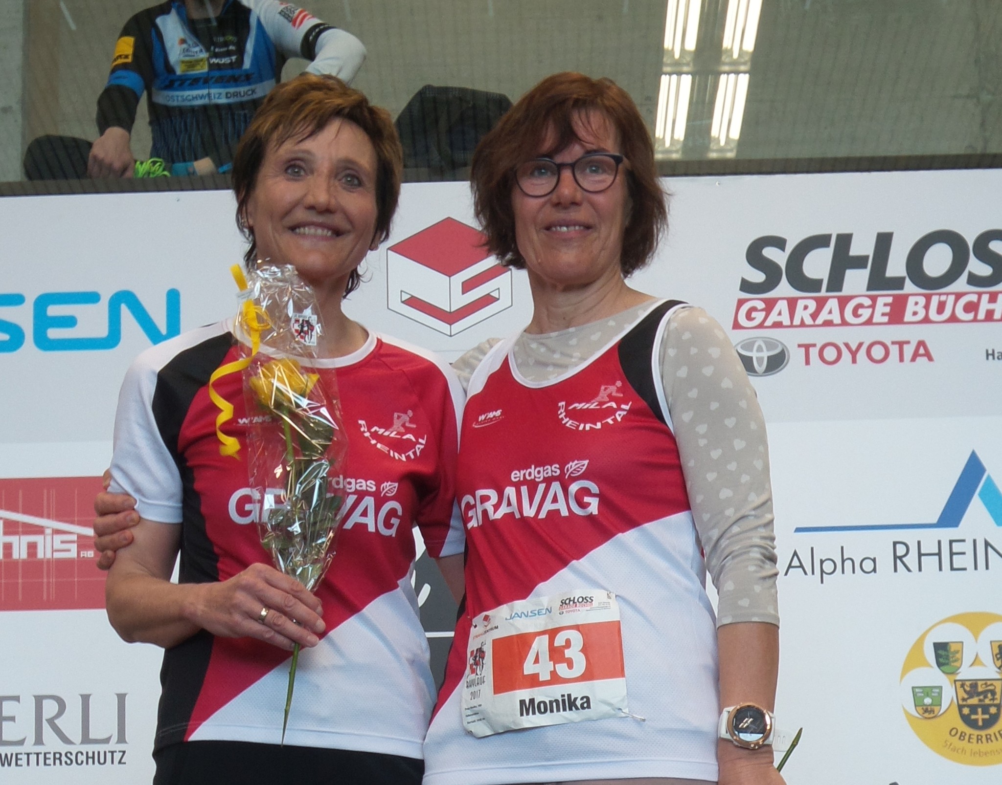 Siegerehrung Halbmarathon W55: 1. Doris, 3. Monika