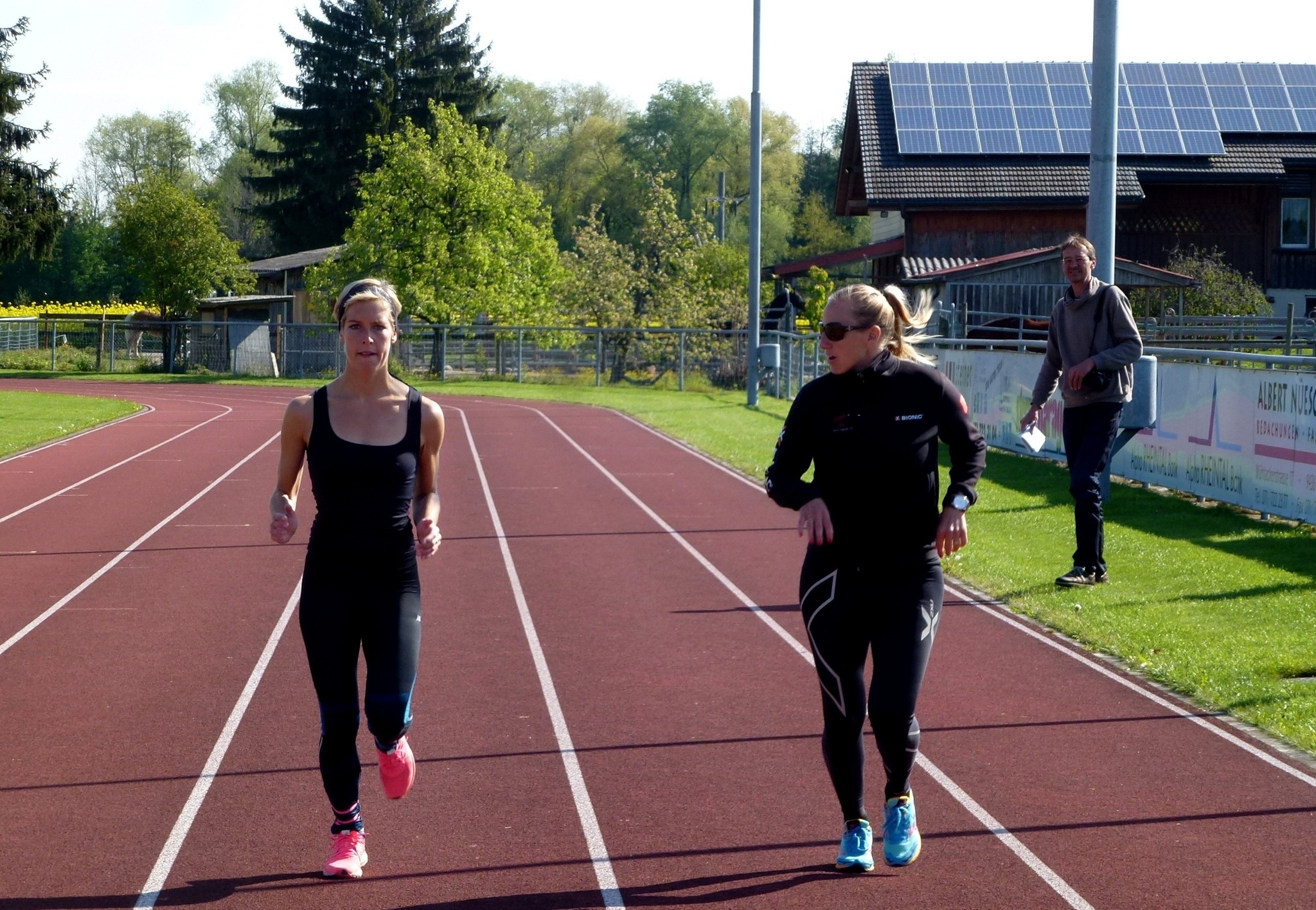 Melanie und Lisa unter Beobachtung von Yves Solenthaler vom Rheintaler