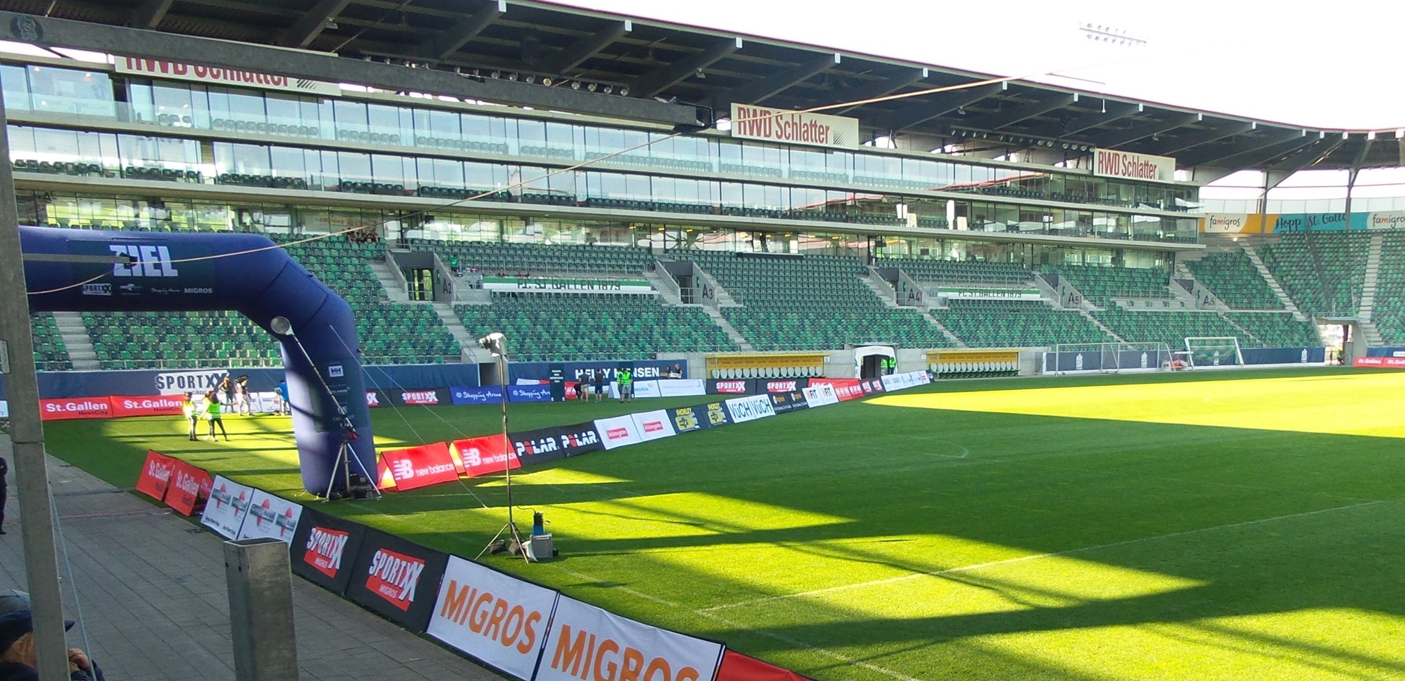 Zielbogen in der Fussballarena. 7’000 Teilnehmer werden einlaufen, neuer Teilnehmerrekord