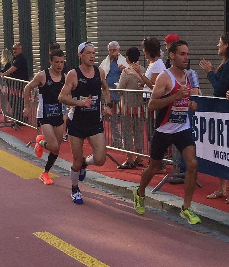 Mathias führt die erste Verfolgergruppe an.