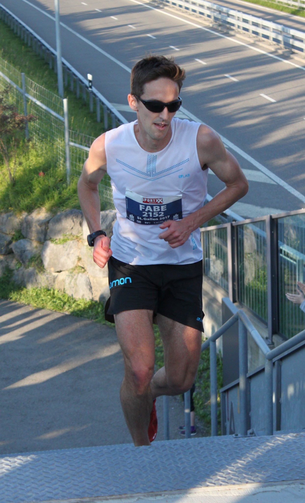 HM-Sieger Fabe Downs auf der Treppe vor dem Stadion