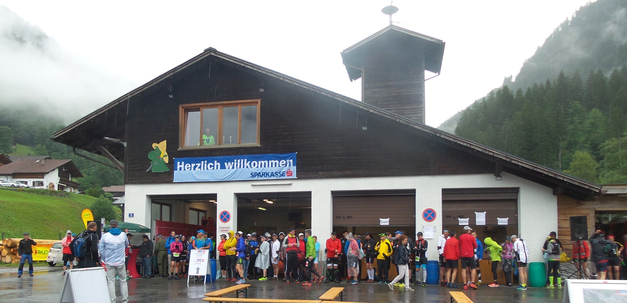 Eine Stunde vor dem Start: Warten im Regen auf die Sonne, die dann wie gewünscht kam.