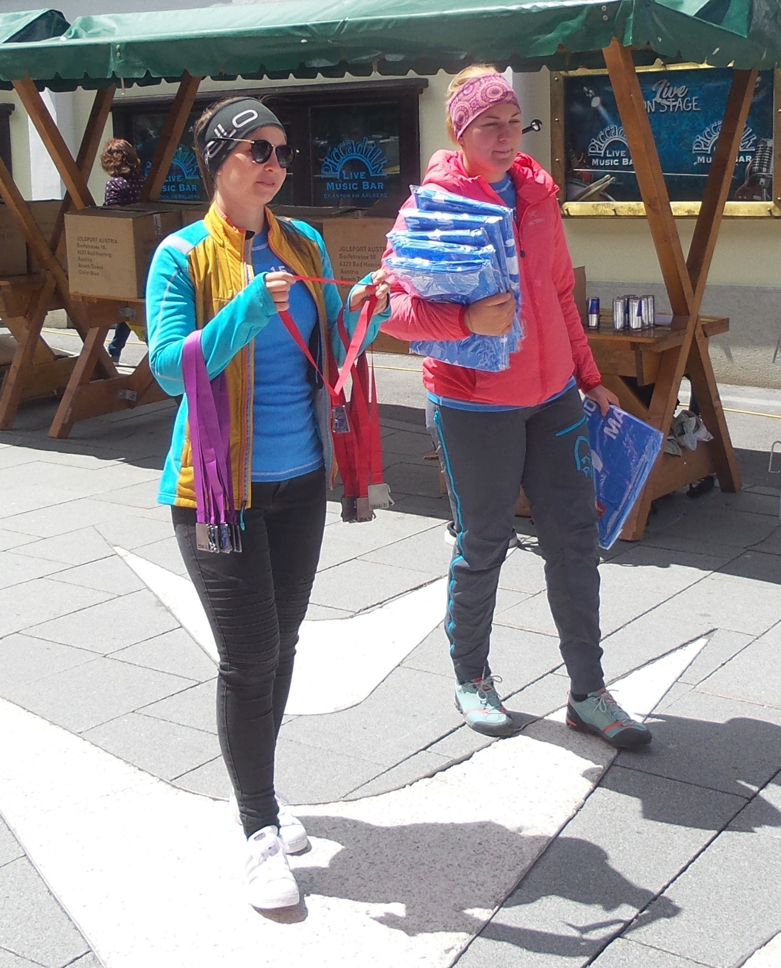 Medaillen und Finishergeschenk zur Abgabe bereit