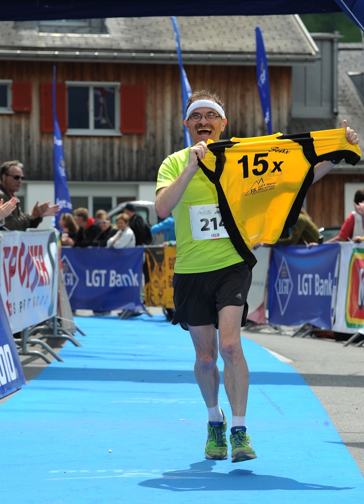 Freudiger Zieleinlauf mit dem Jubiläumsshirt am 15. LGT-Marathon in Malbun 2014.