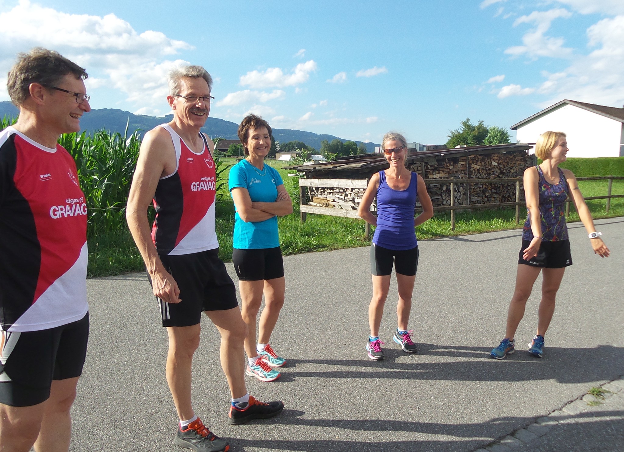 Denise begrüsst die Gruppe