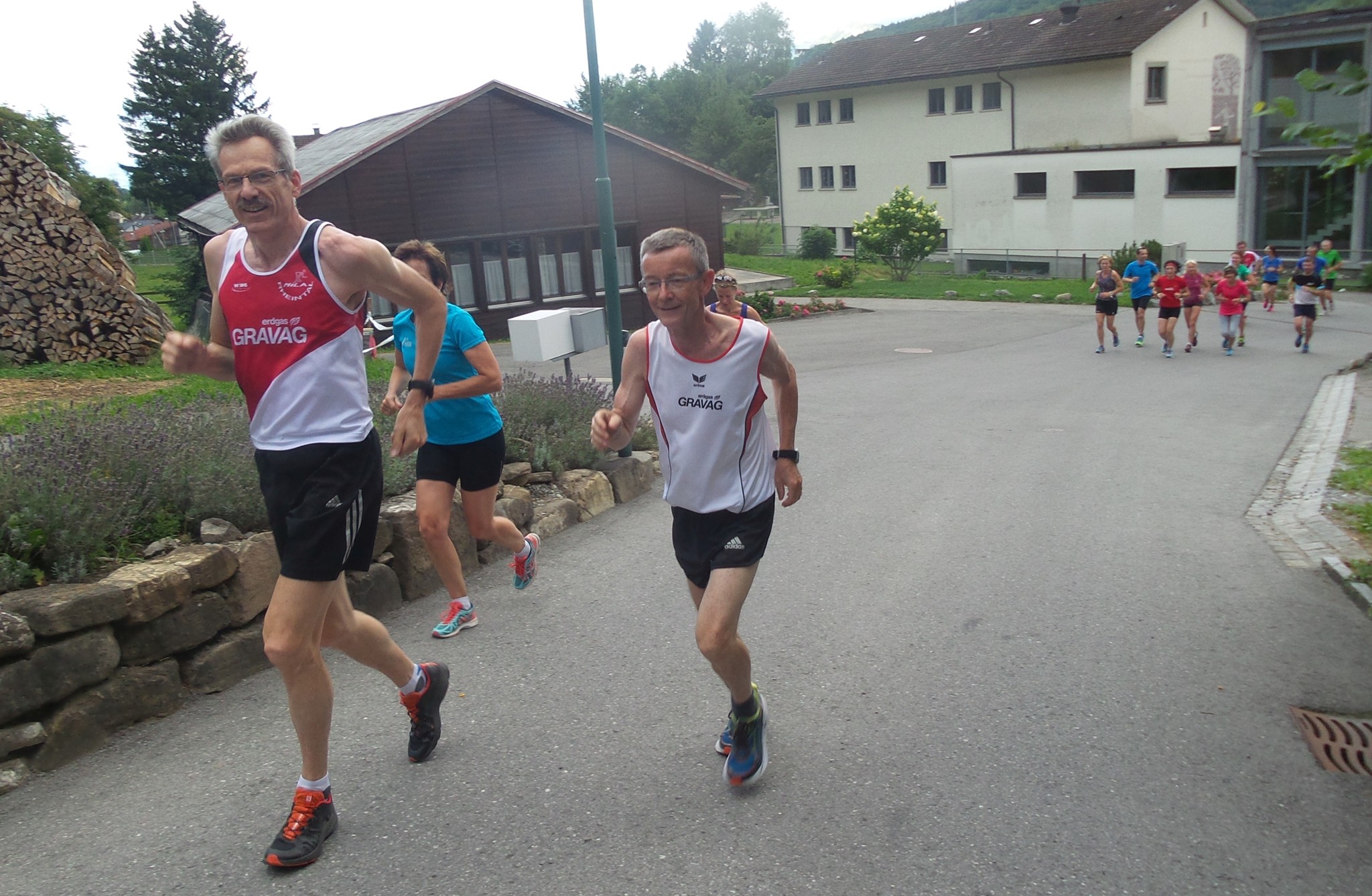 Die Spitzengruppe, hinten das Verfolgerfeld