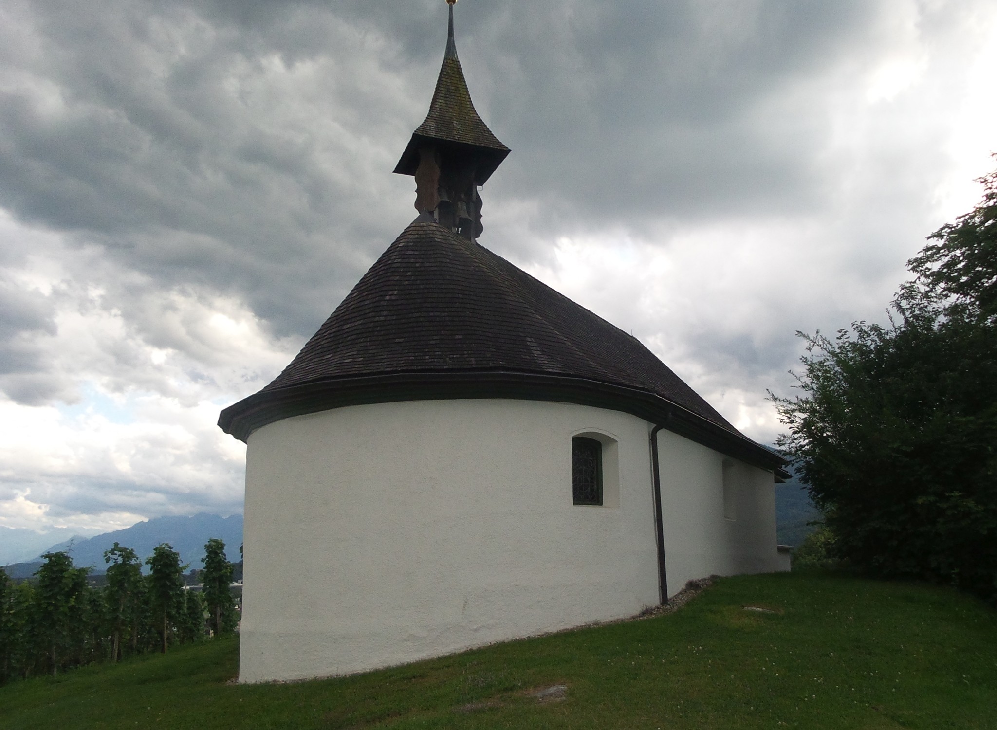 vorbei an der Kapelle