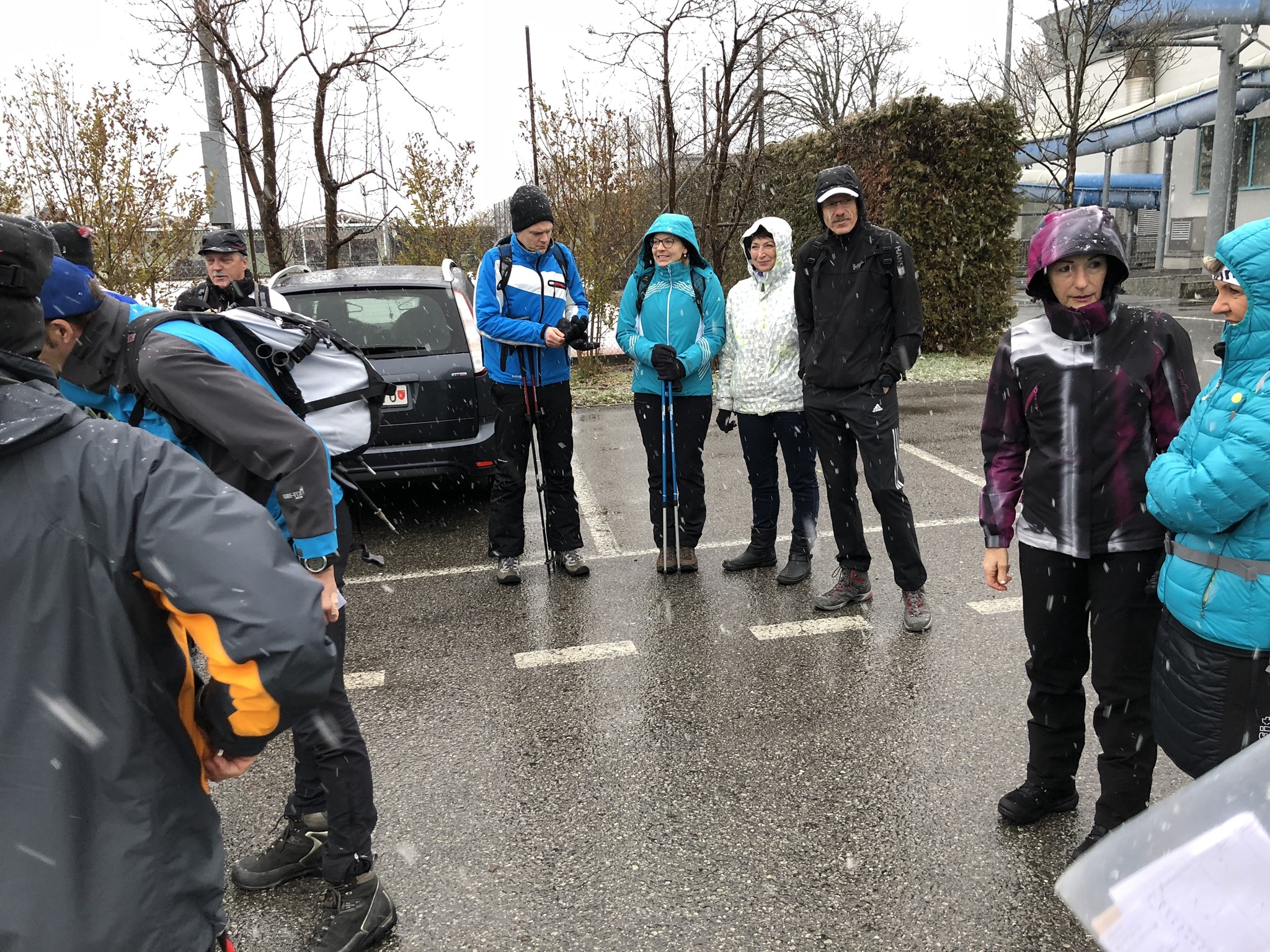 … treffen sich beim Hallenbad in Balgach.