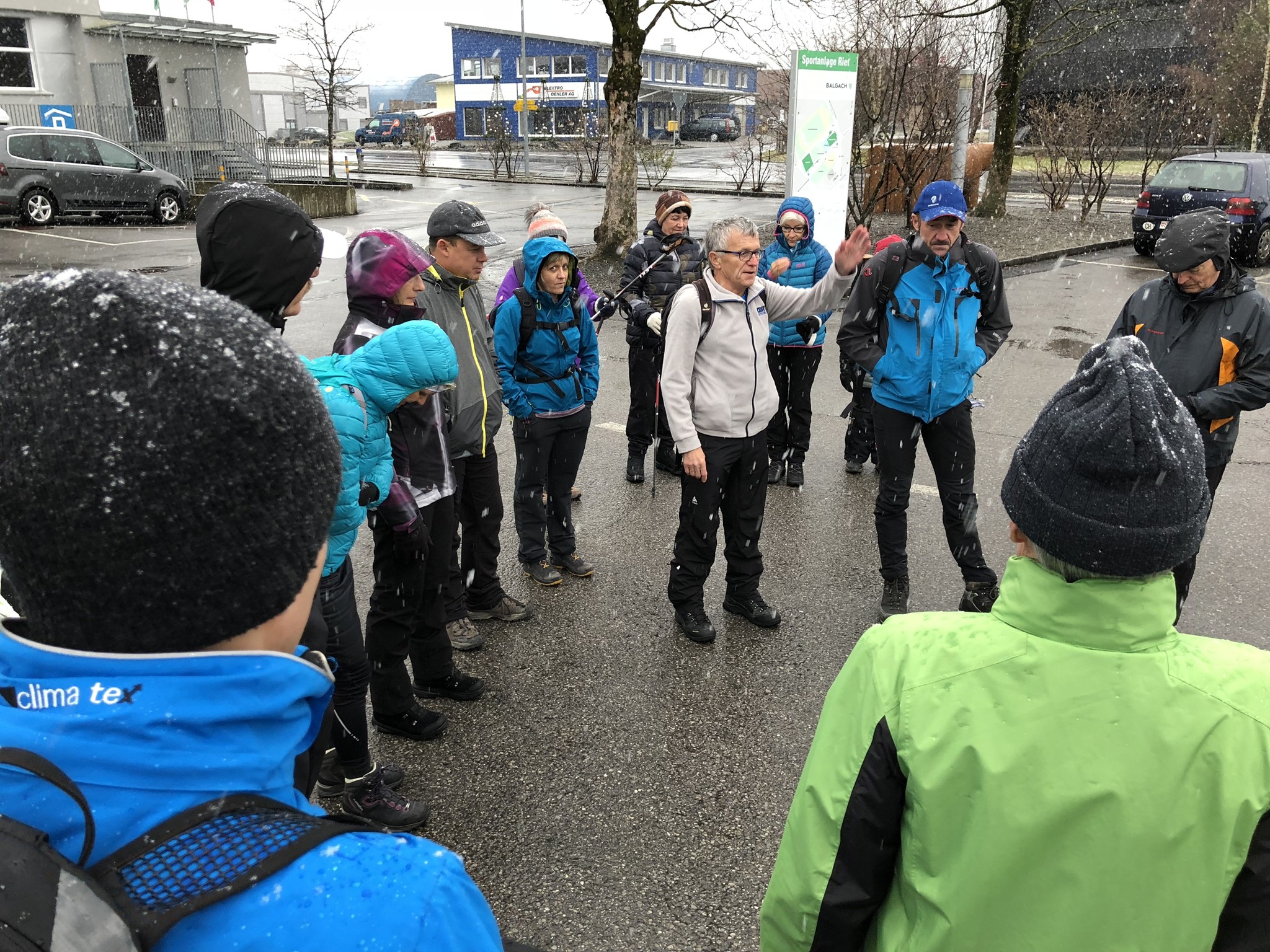 Sepp begrüsst die Teilnehmer. Sepp und Ignaz übernehmen je eine Gruppe.