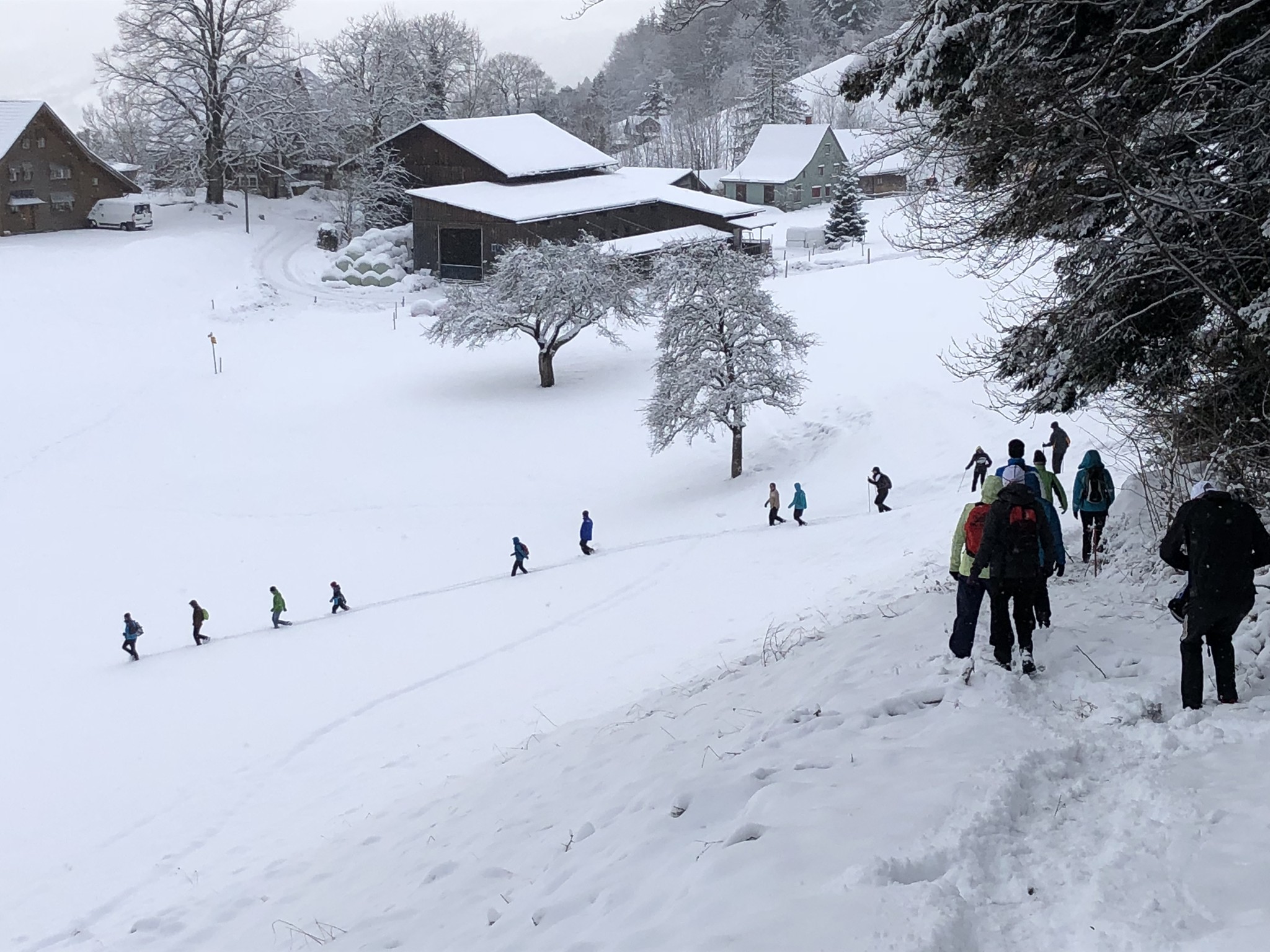 alle miteinander mit…