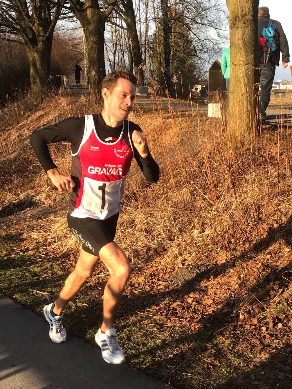 …und eilt allein voraus