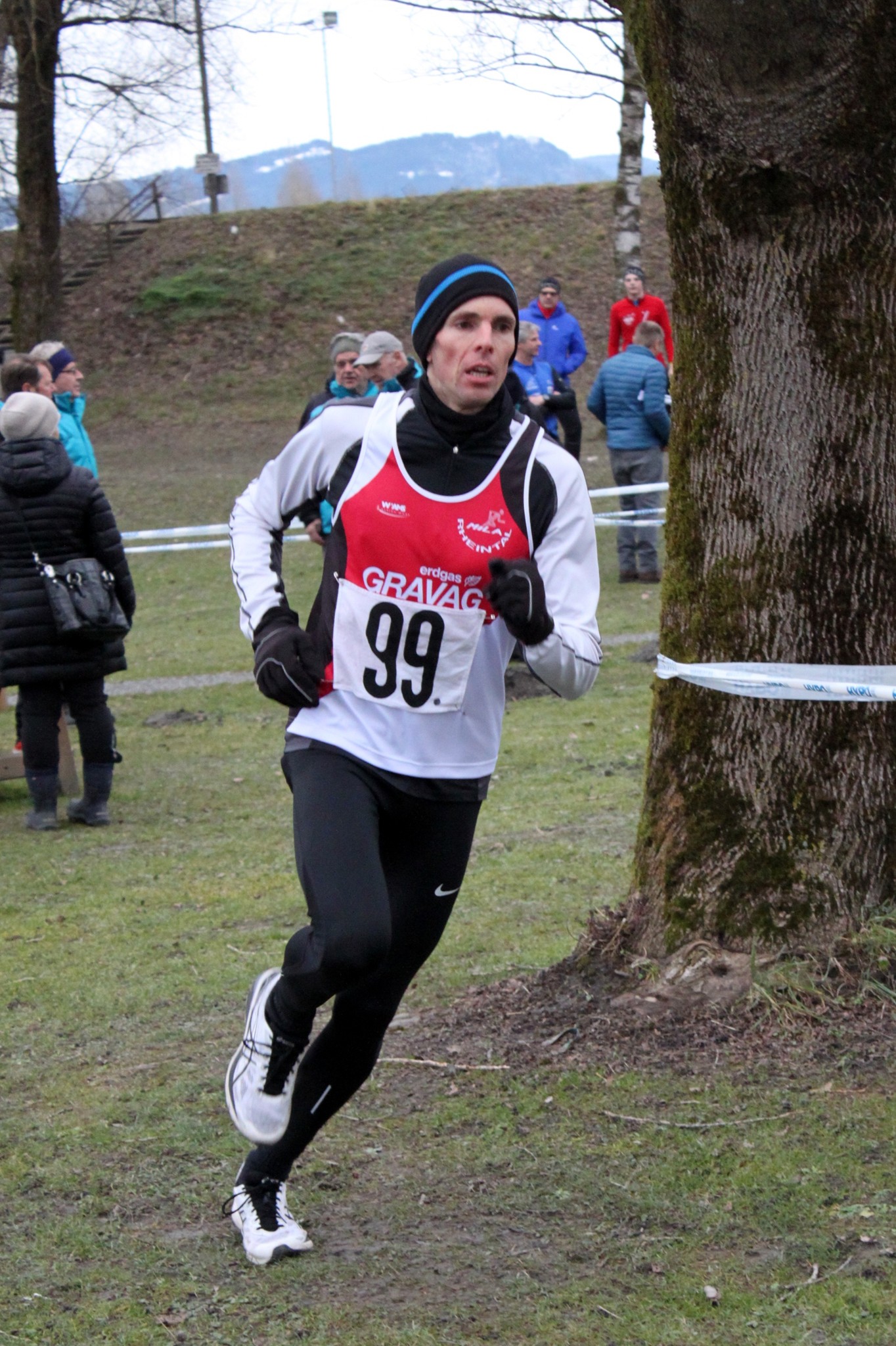 Zoltan, dynamisch in der Kurve