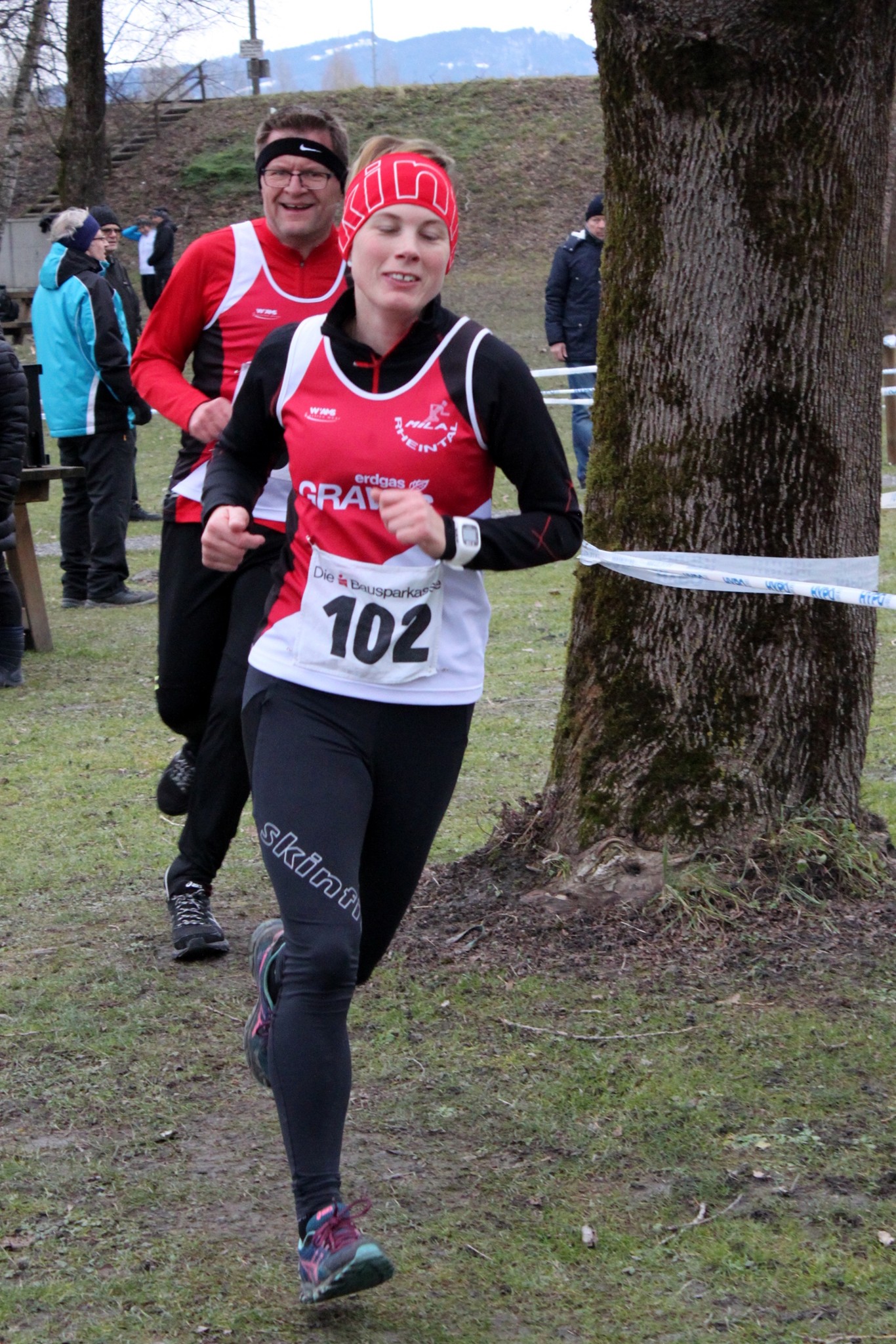 Therese verfolgt von Walter, beide schmunzelnd