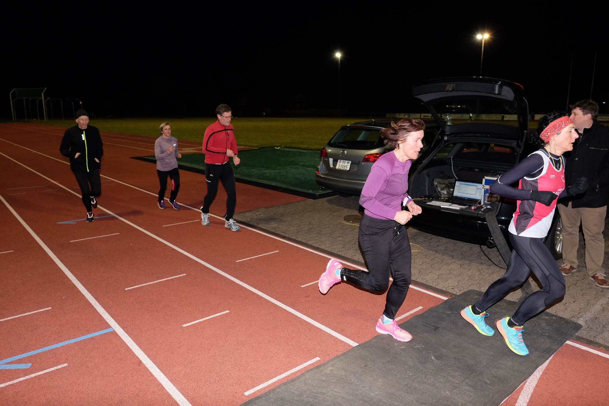 Rina vor Monika, Heinz, Denise und Laurent