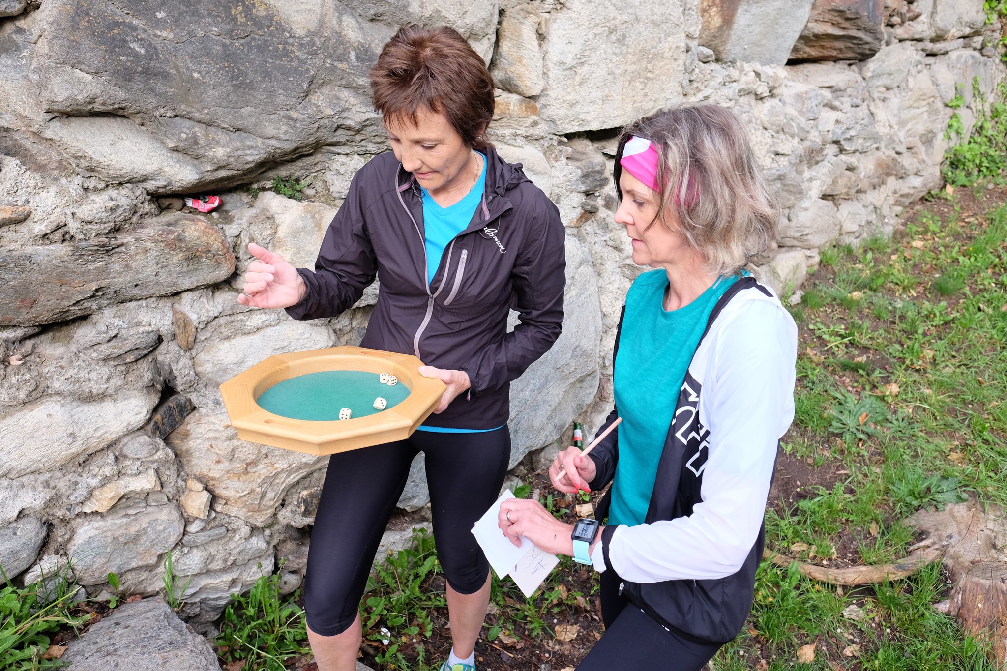 am Knobeln Doris und Jeannine